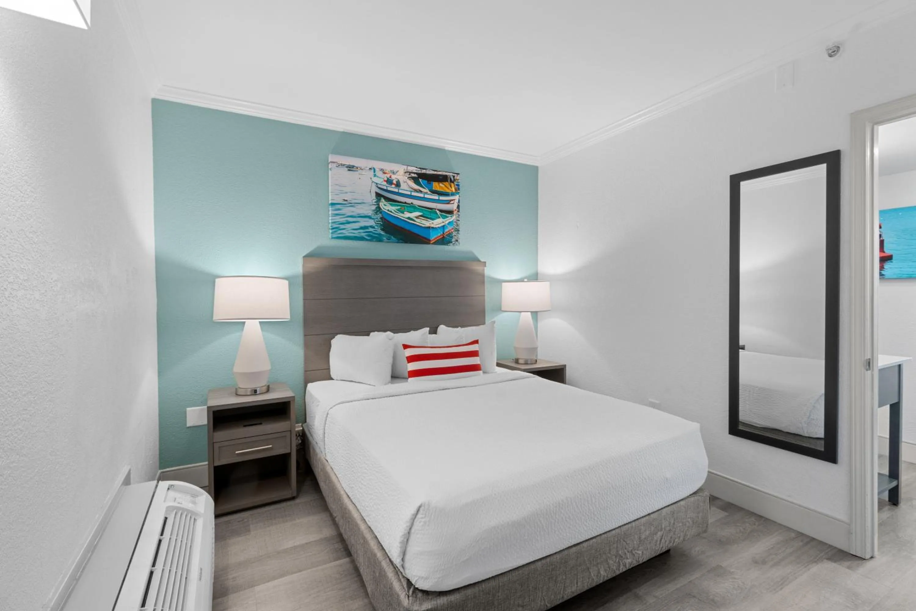 Bedroom, Bed in Compass Cove