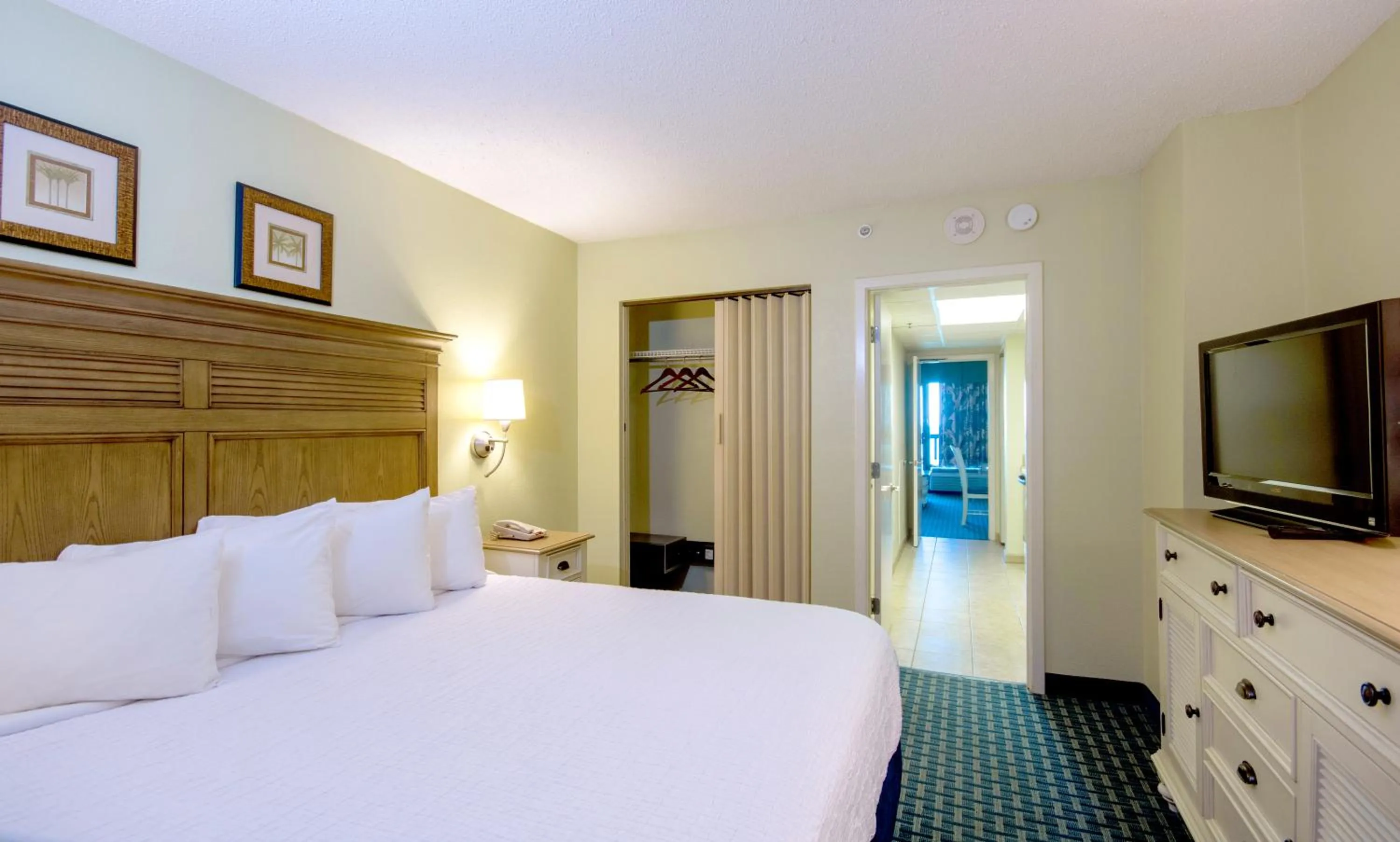 Bedroom, Bed in Compass Cove