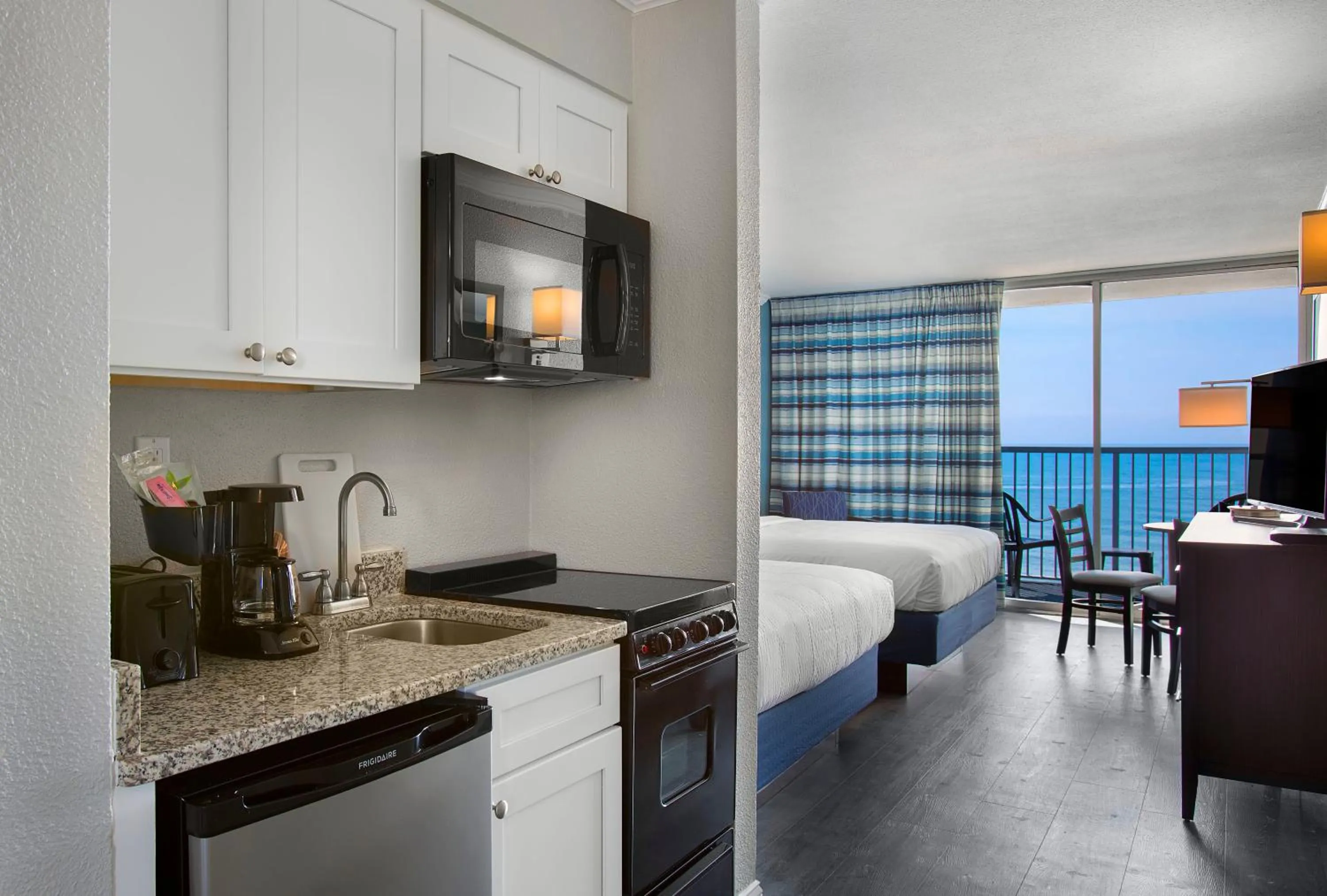 Kitchen or kitchenette, Bed in Compass Cove