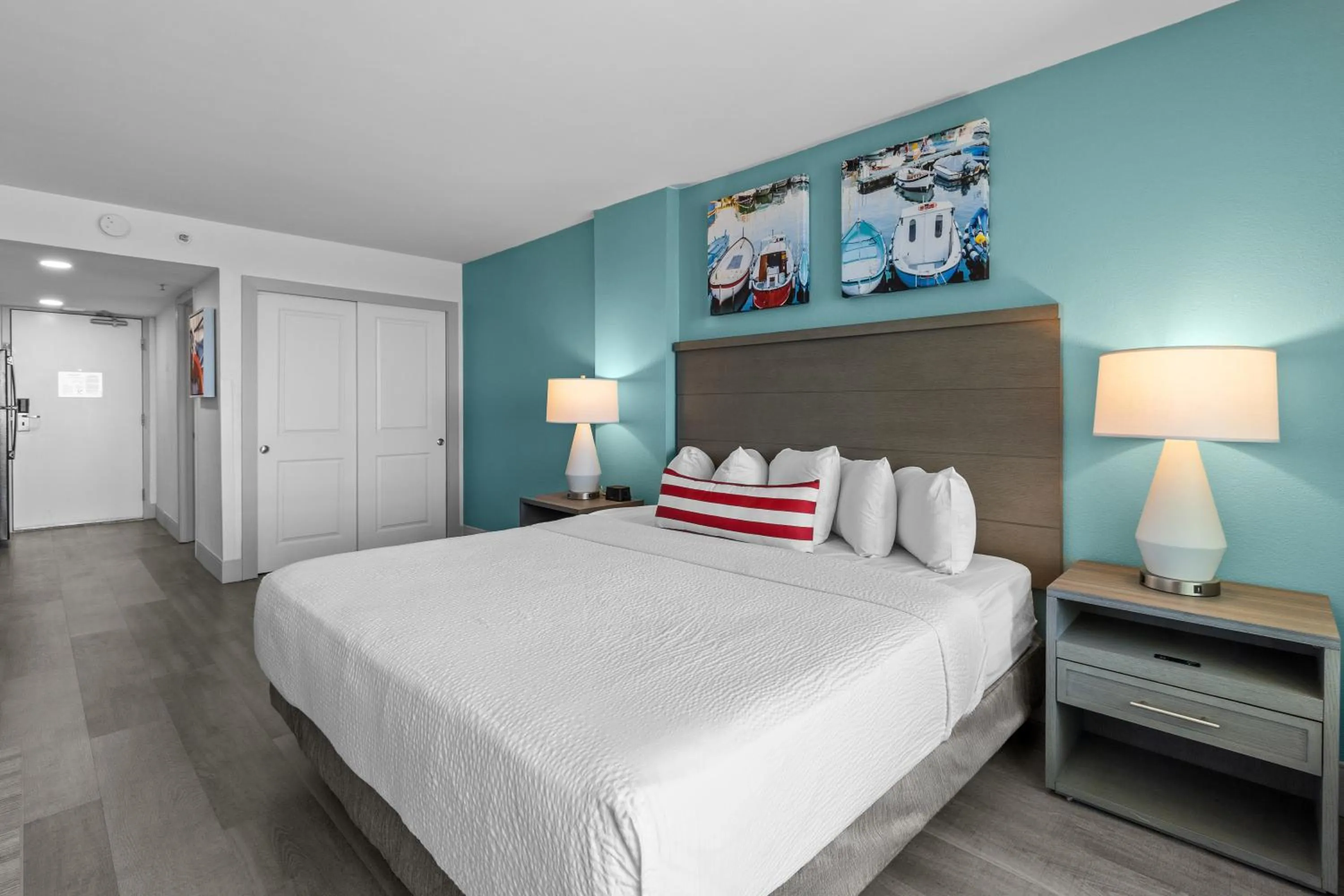 Bedroom, Bed in Compass Cove