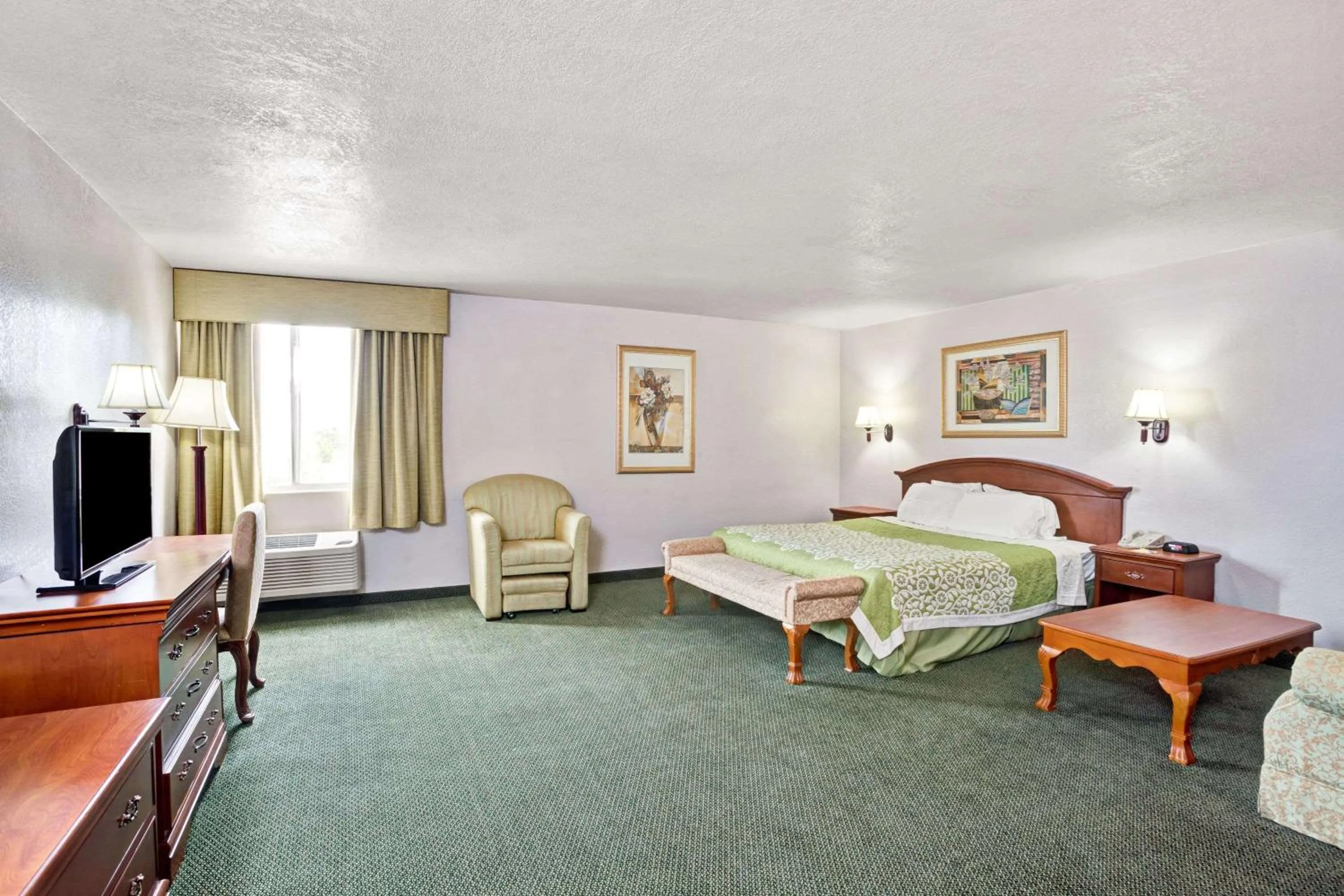 Photo of the whole room, Bed in Days Inn & Suites by Wyndham Fullerton