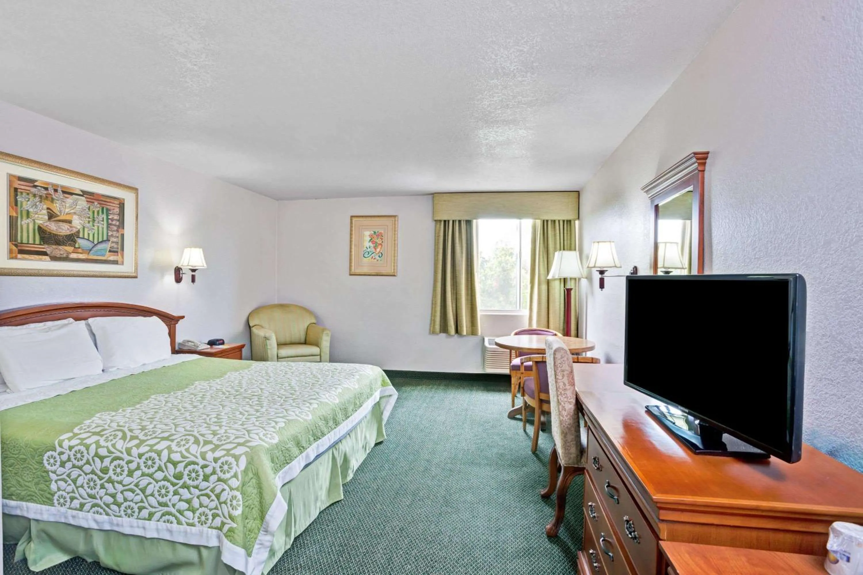 Photo of the whole room, Bed in Days Inn & Suites by Wyndham Fullerton