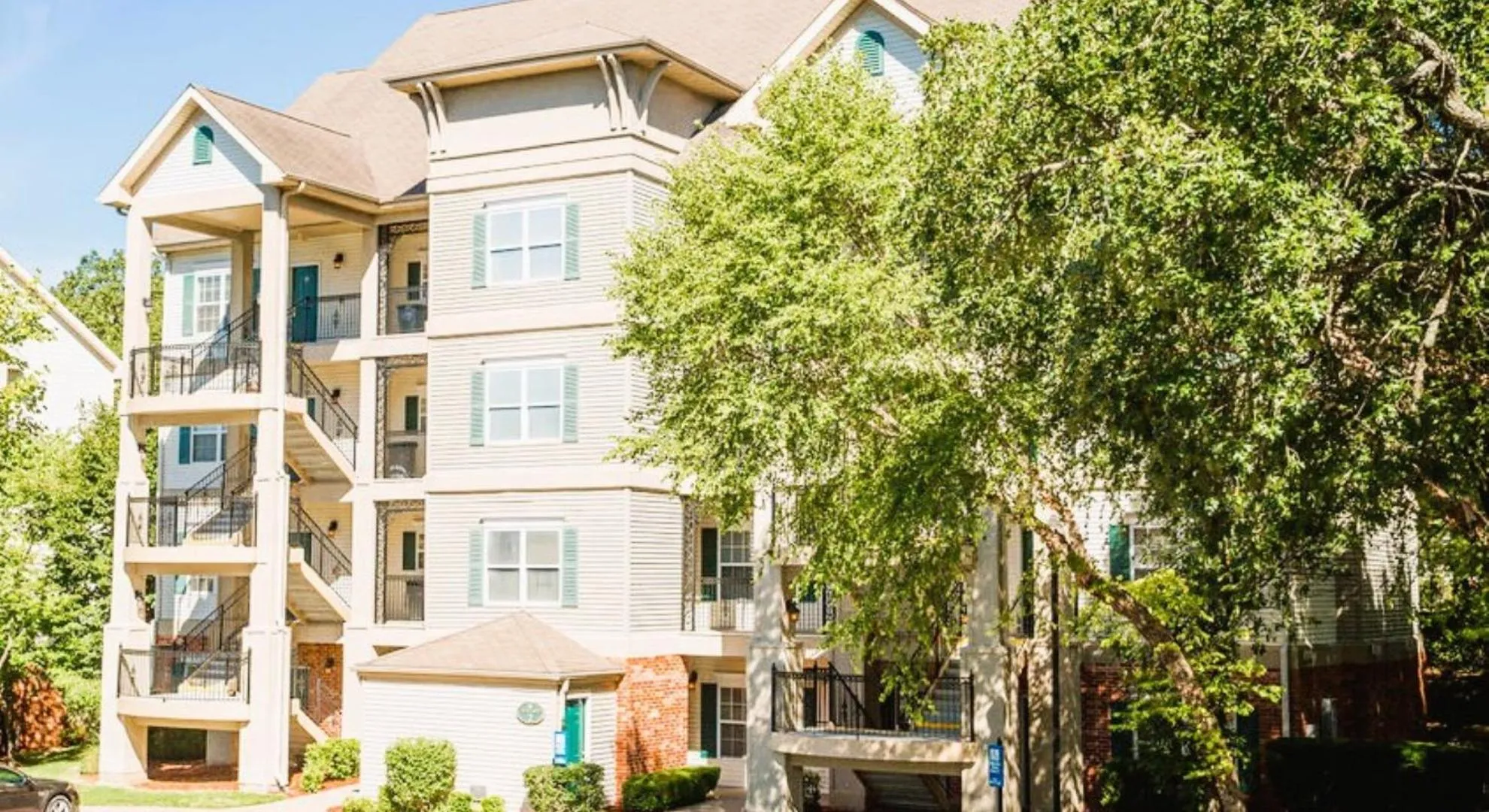 Property building in French Quarter Resort