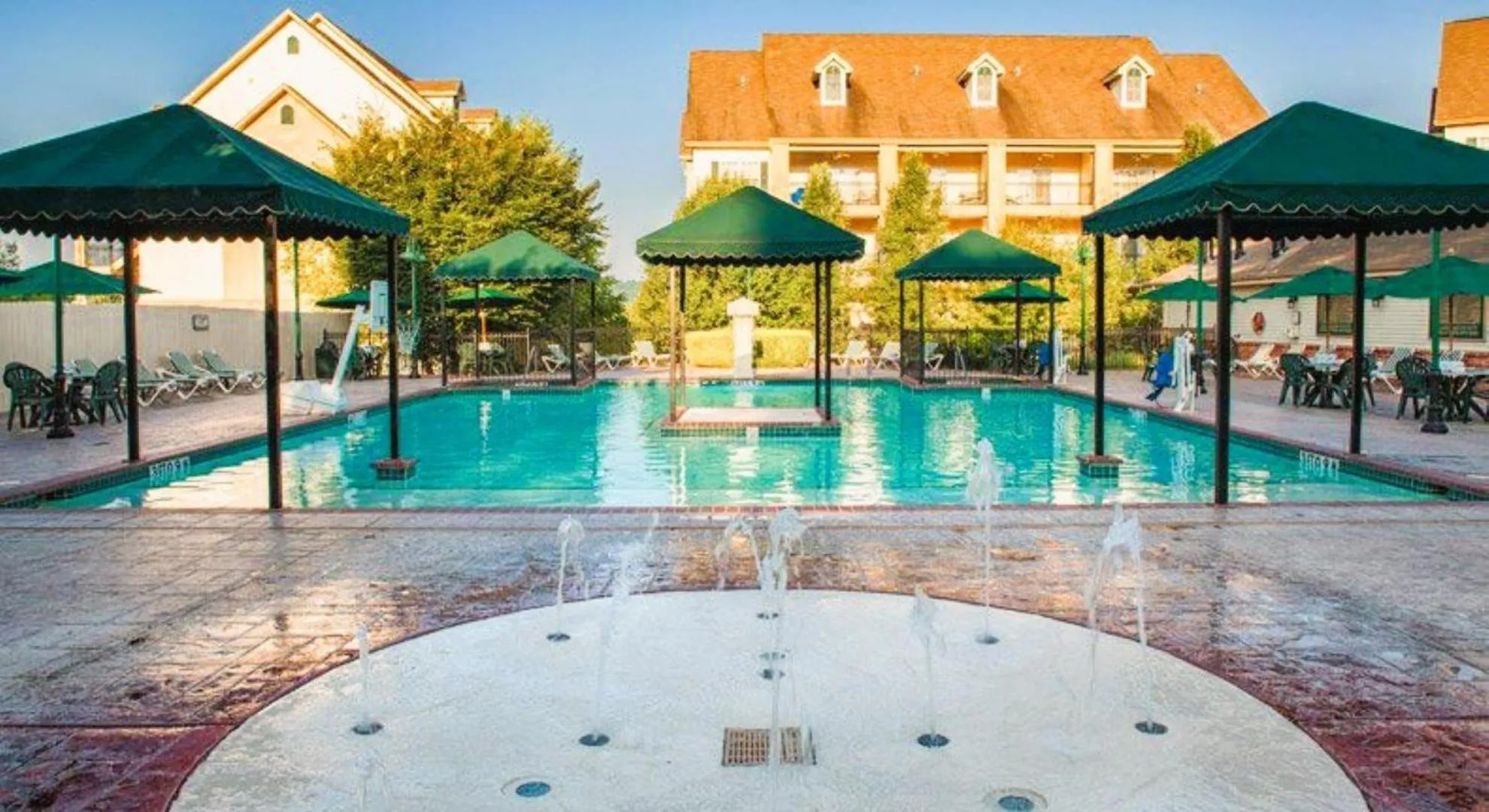 Property building in French Quarter Resort