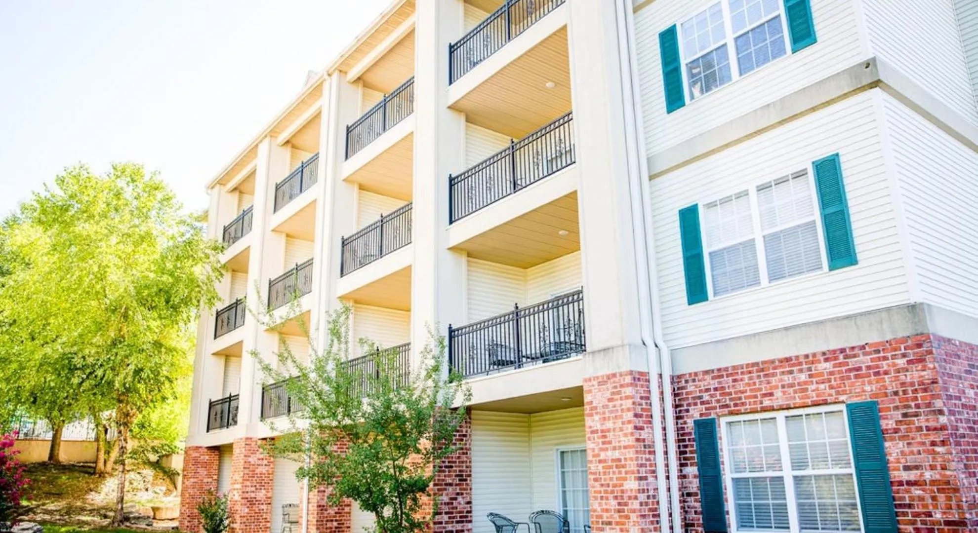 Property building in French Quarter Resort