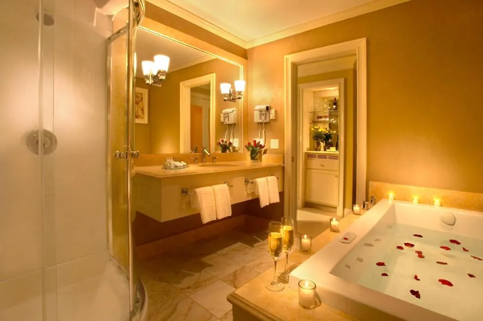 Bathroom, Bed in Copper Beech Inn