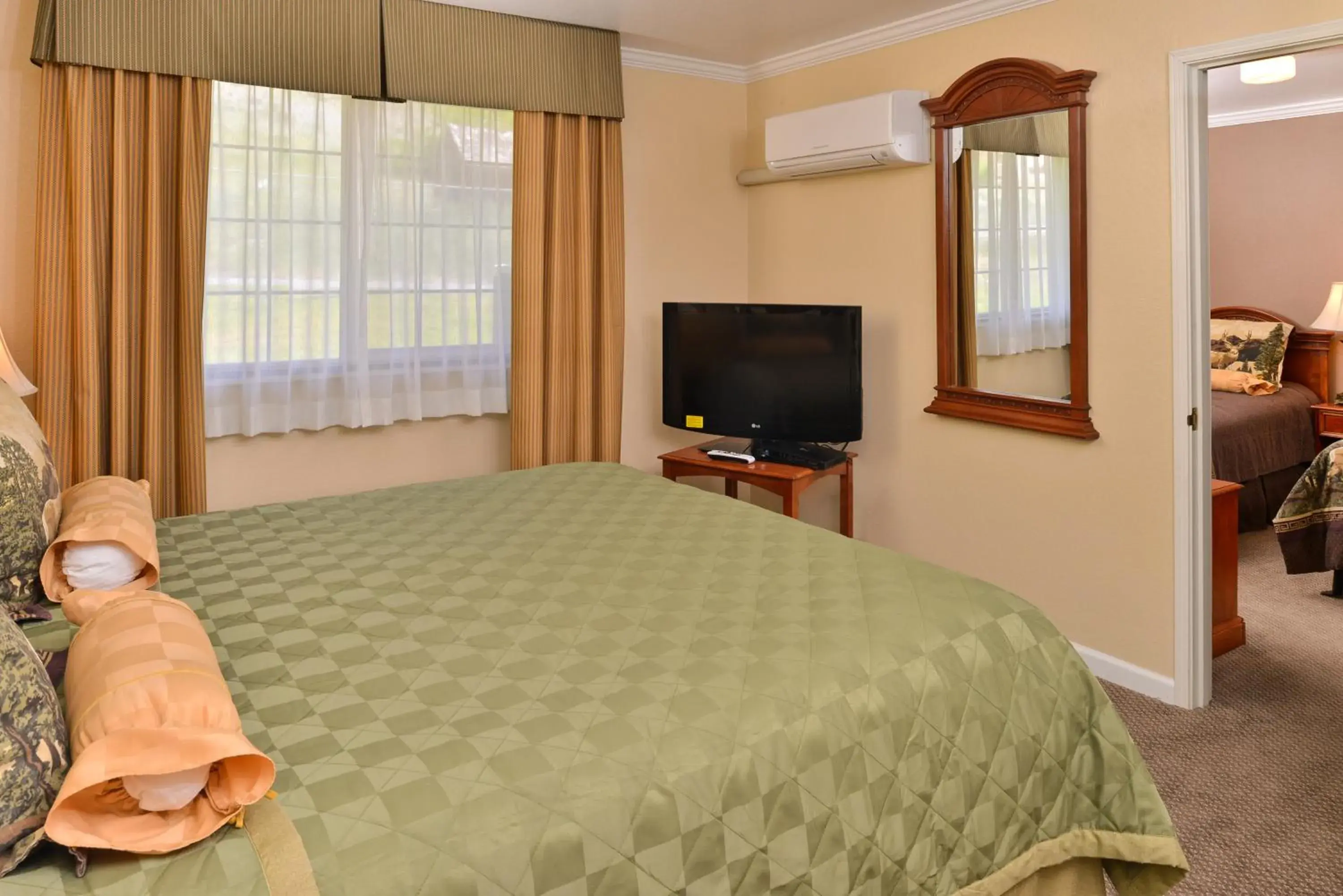 Deluxe Suite in Fremont Inn Deluxe Suite in Fremont Inn