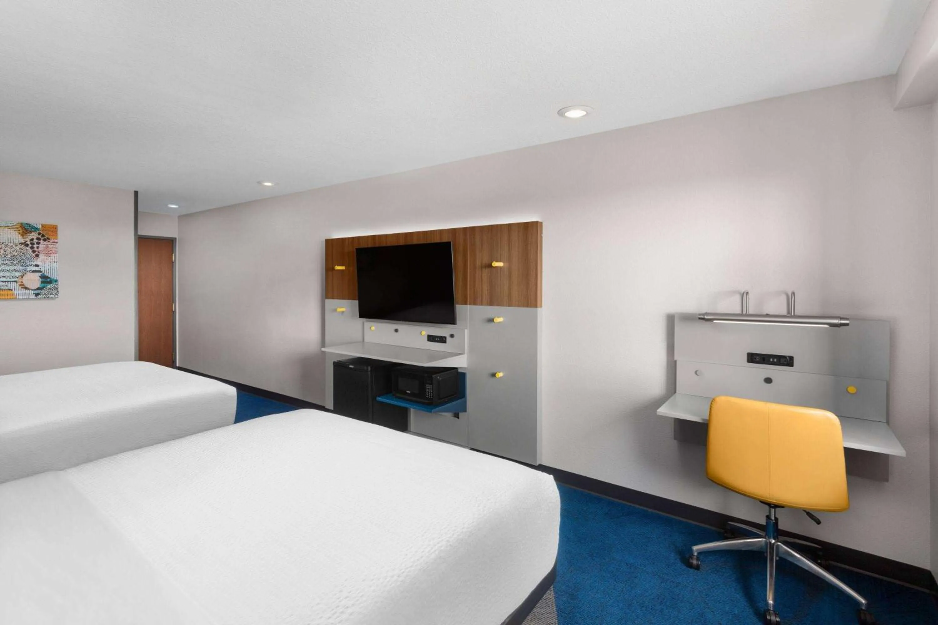 Photo of the whole room, Bed in Microtel Inn & Suites by Wyndham Rapid City