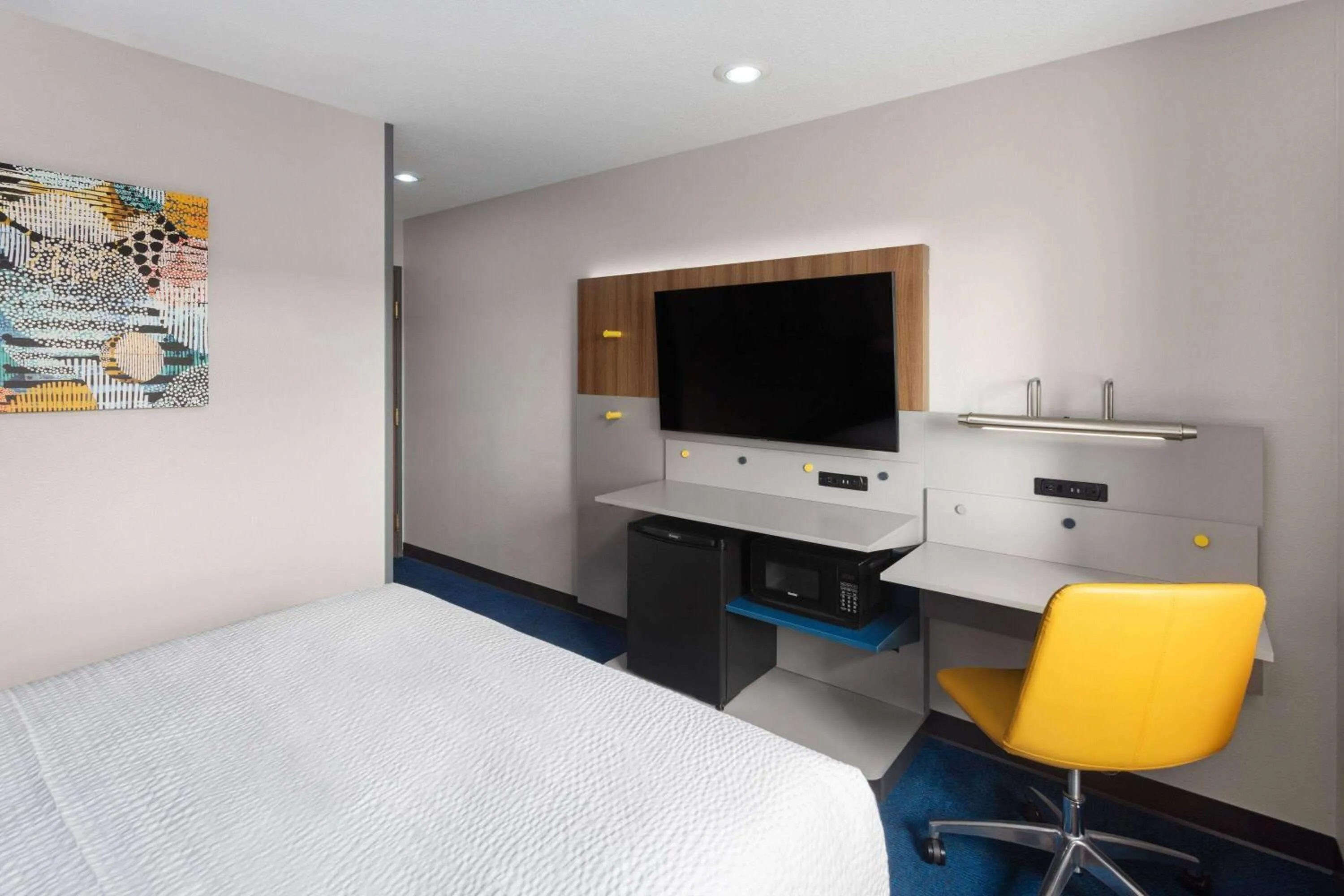 Photo of the whole room, Bed in Microtel Inn & Suites by Wyndham Rapid City