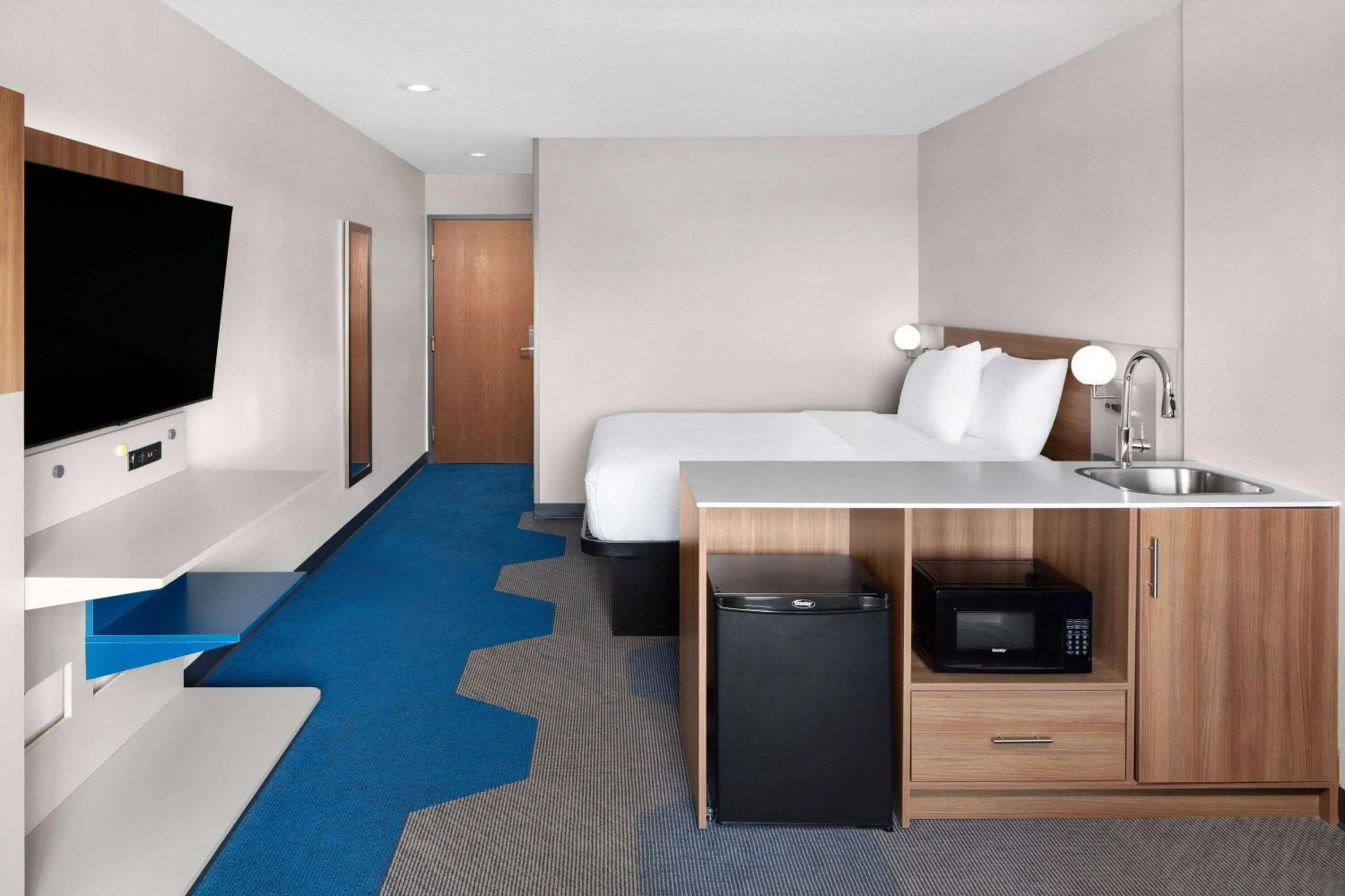 Photo of the whole room, Bed in Microtel Inn & Suites by Wyndham Rapid City