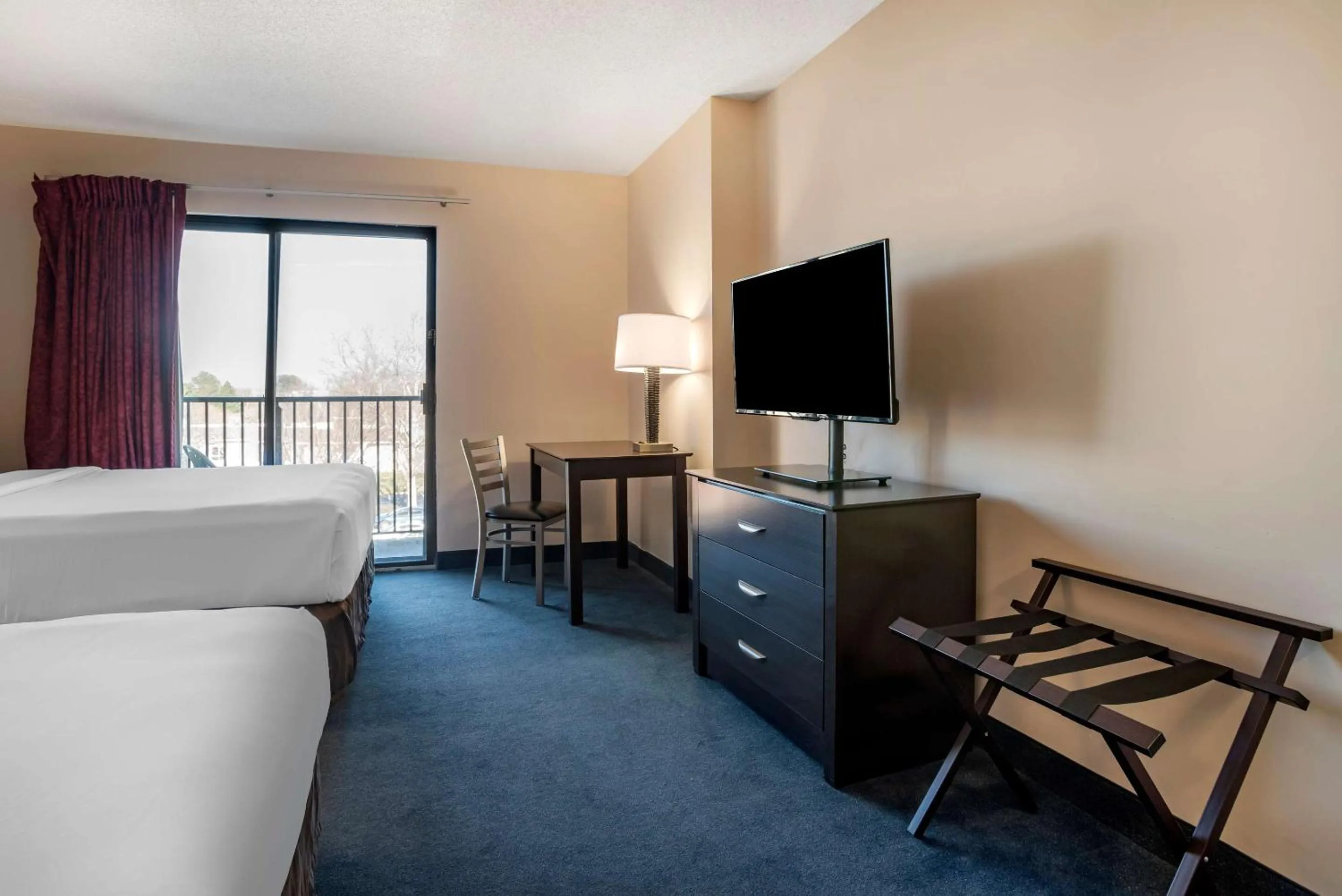 Bedroom, Bed in Econo Lodge Inn & Suites Rehoboth Beach