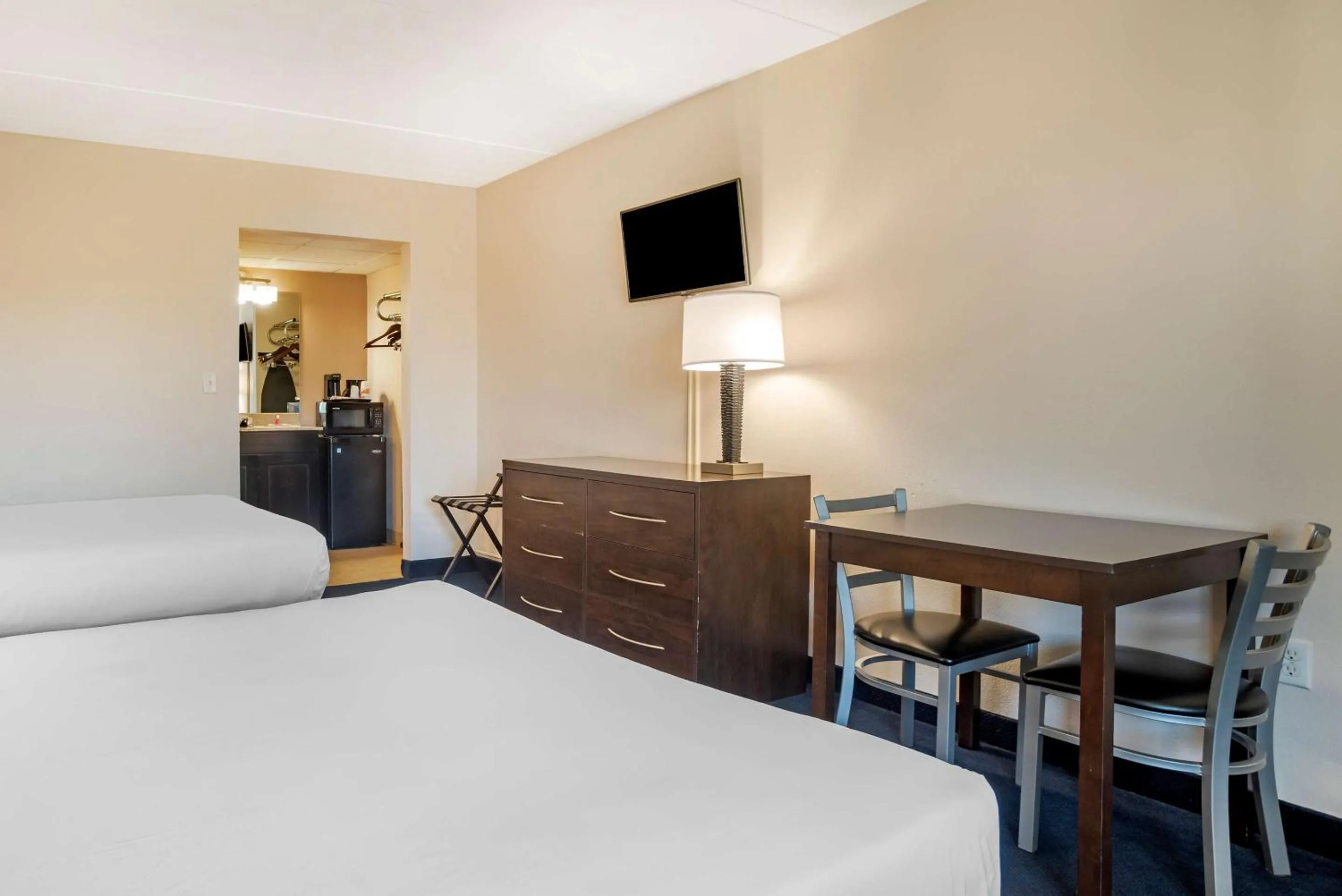 Bedroom, Bed in Econo Lodge Inn & Suites Rehoboth Beach