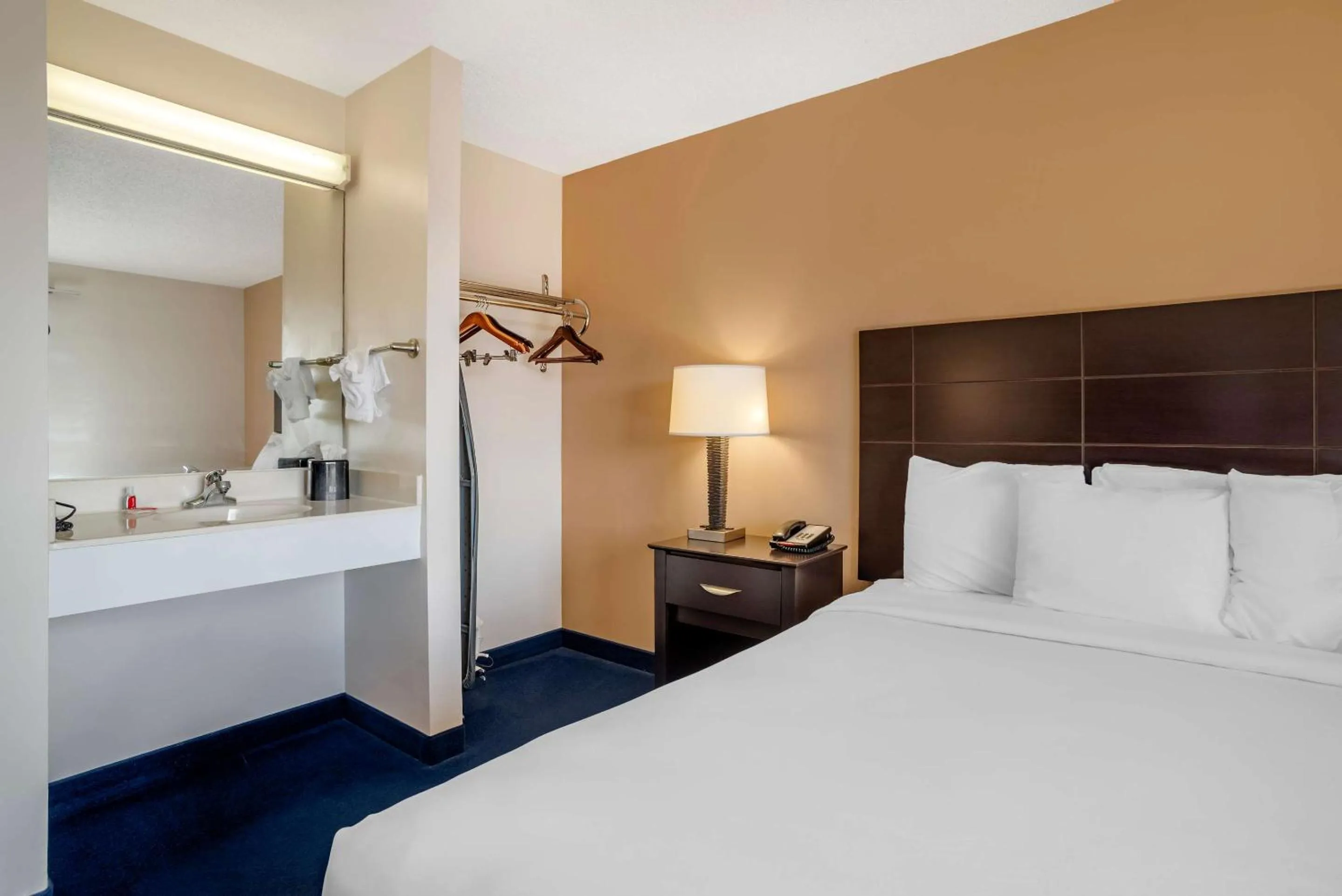 Bedroom, Bed in Econo Lodge Inn & Suites Rehoboth Beach