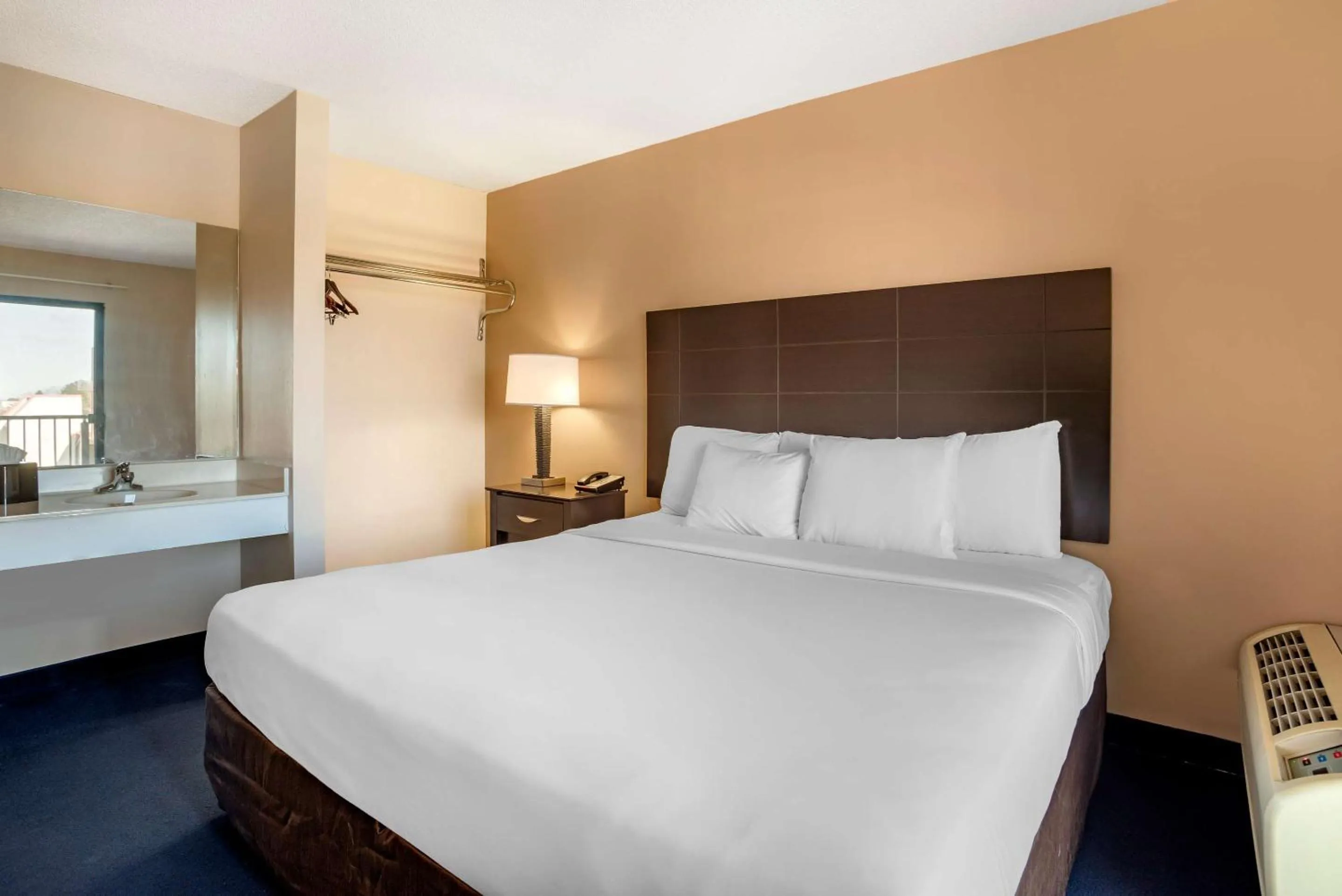 Bedroom, Bed in Econo Lodge Inn & Suites Rehoboth Beach