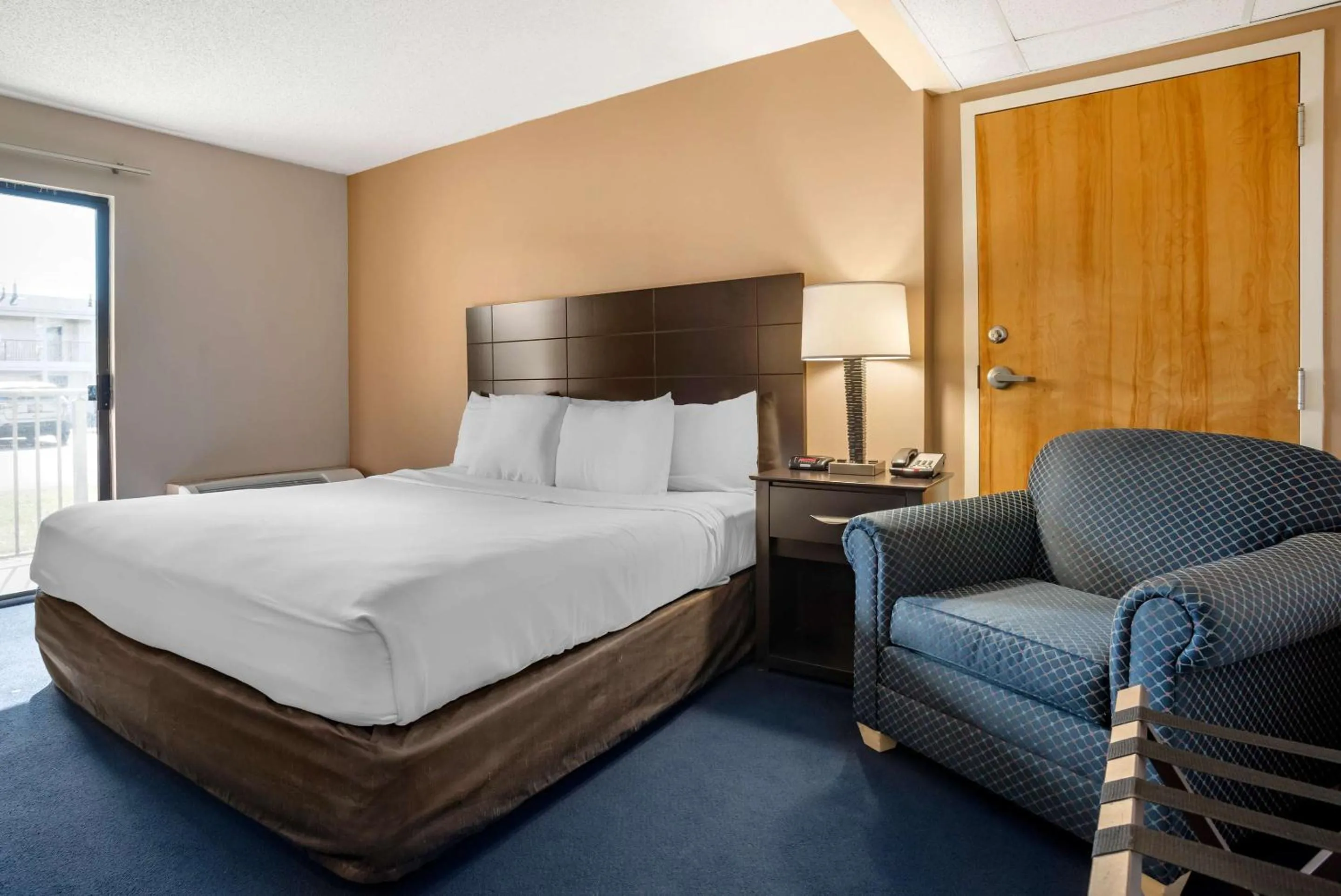 Bedroom, Bed in Econo Lodge Inn & Suites Rehoboth Beach