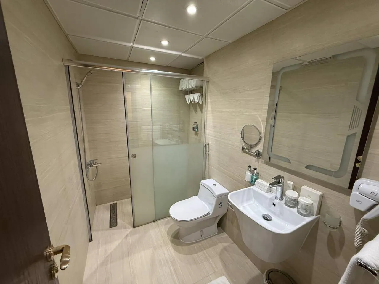 Shower in Dar Al Naem Hotel