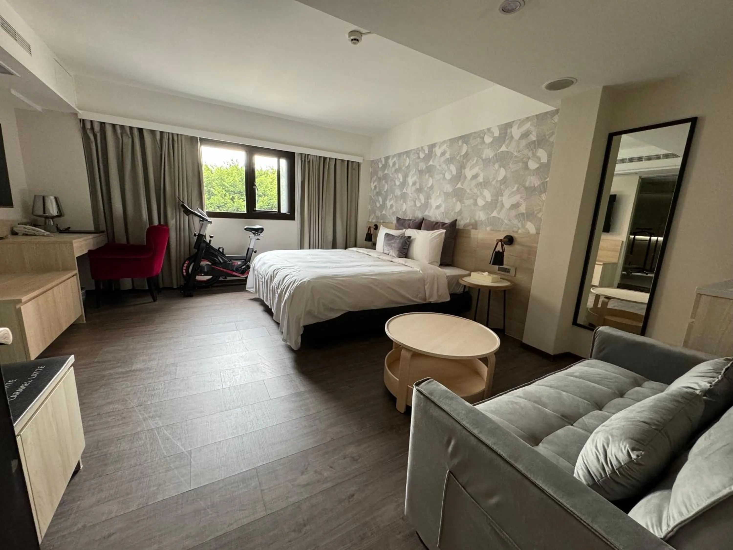 Kitchen or kitchenette, Bed in Delight Hotel