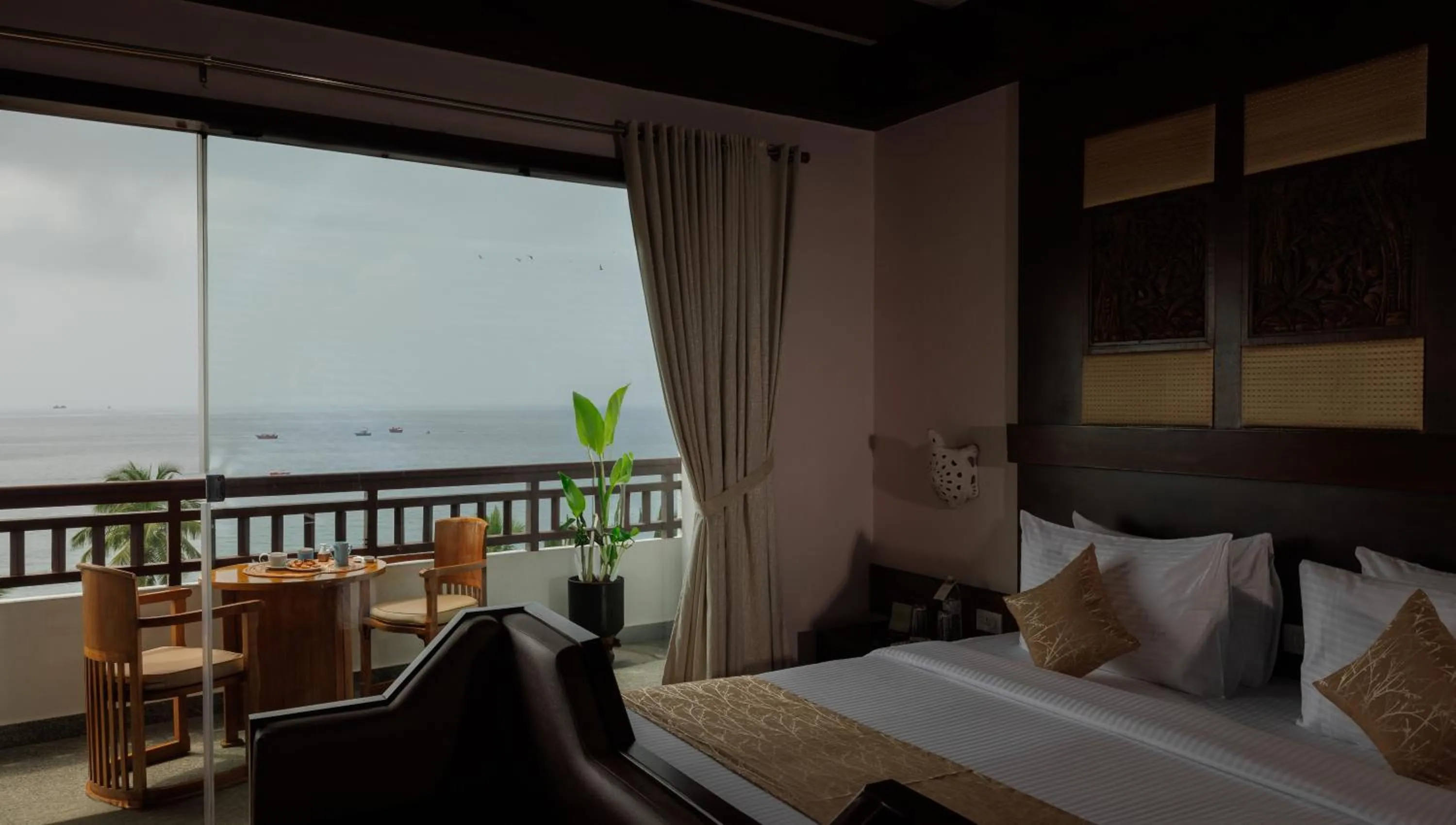 Bed in Gokulam Grand Turtle On The Beach