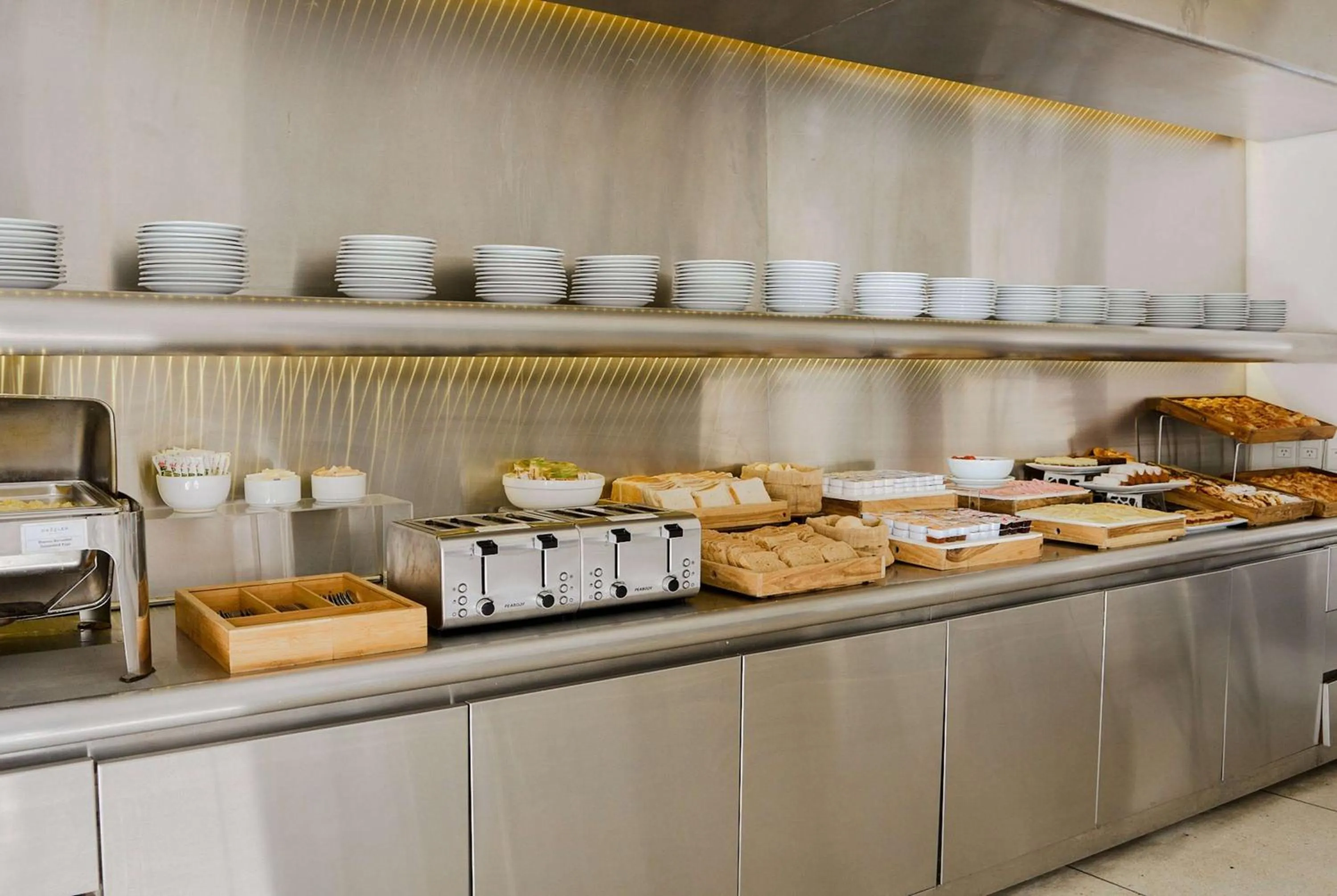 Restaurant/places to eat in Dazzler by Wyndham Buenos Aires Recoleta