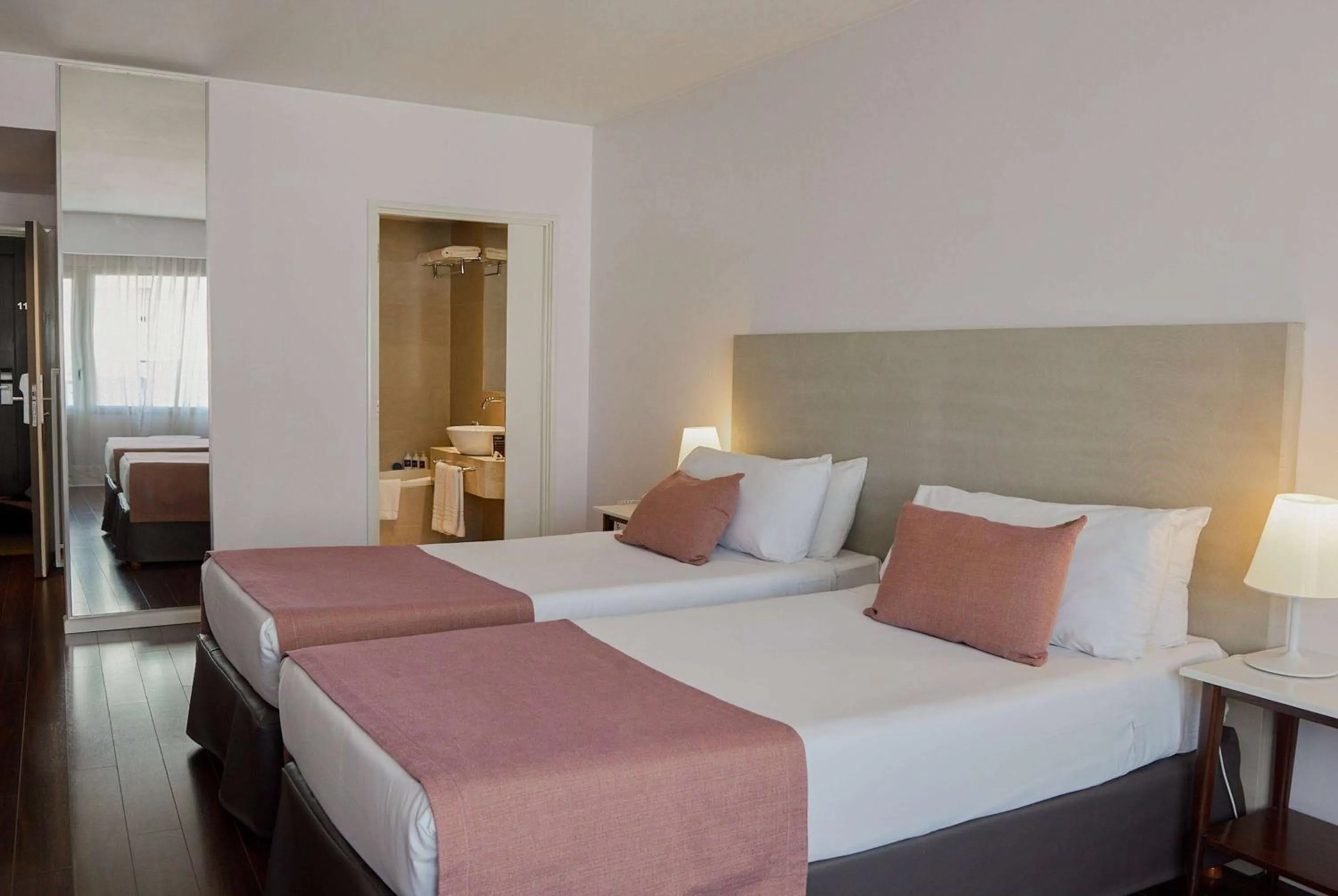 Photo of the whole room, Bed in Dazzler by Wyndham Buenos Aires Recoleta