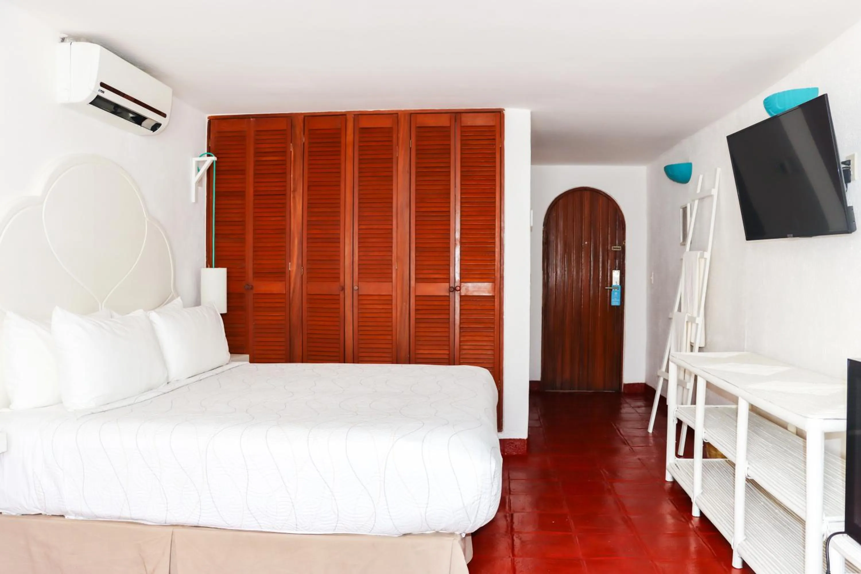 Photo of the whole room, Bed in Hotel Marina Resort & Beach Club
