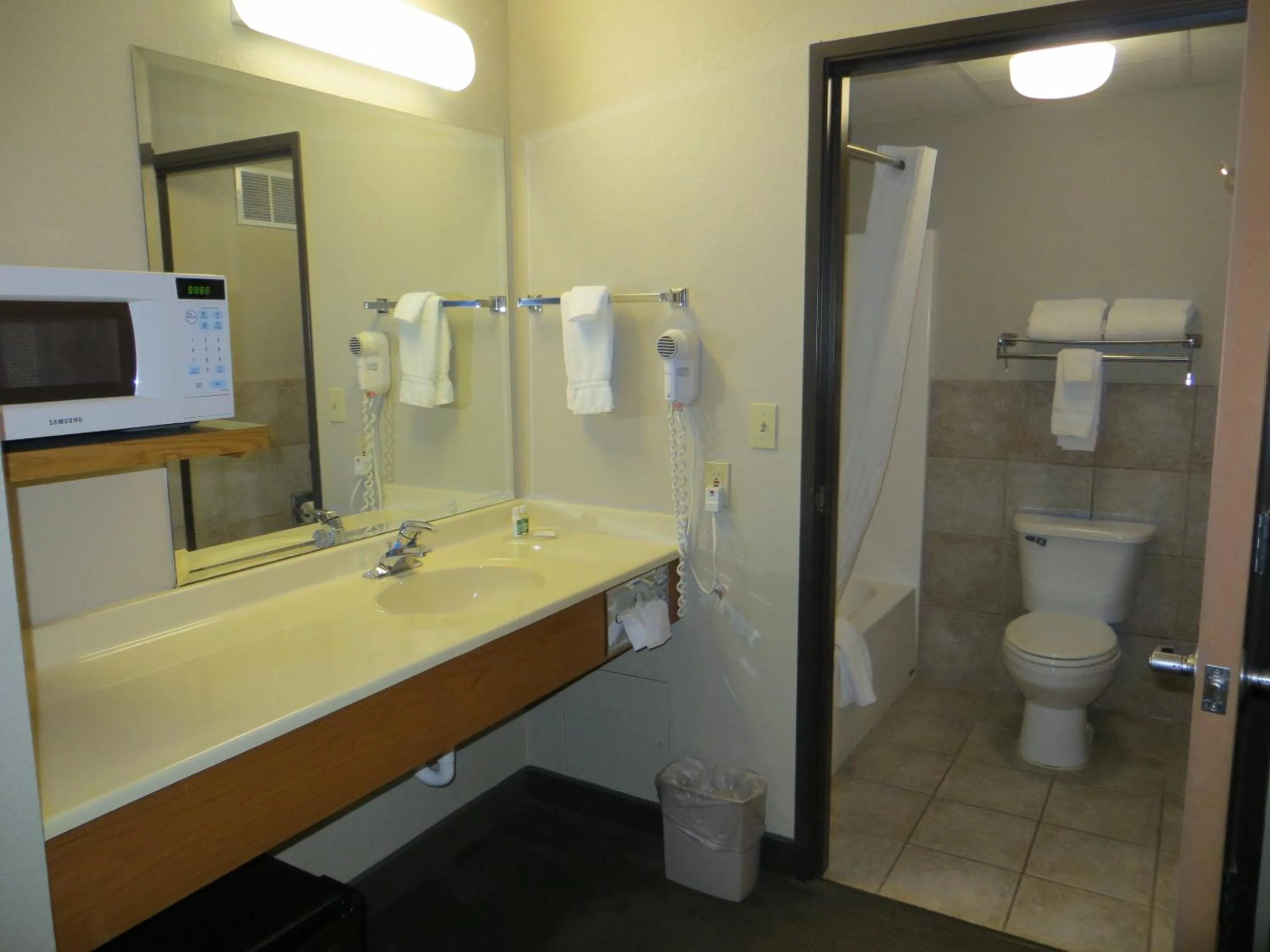 Bathroom in Super 8 by Wyndham Davenport