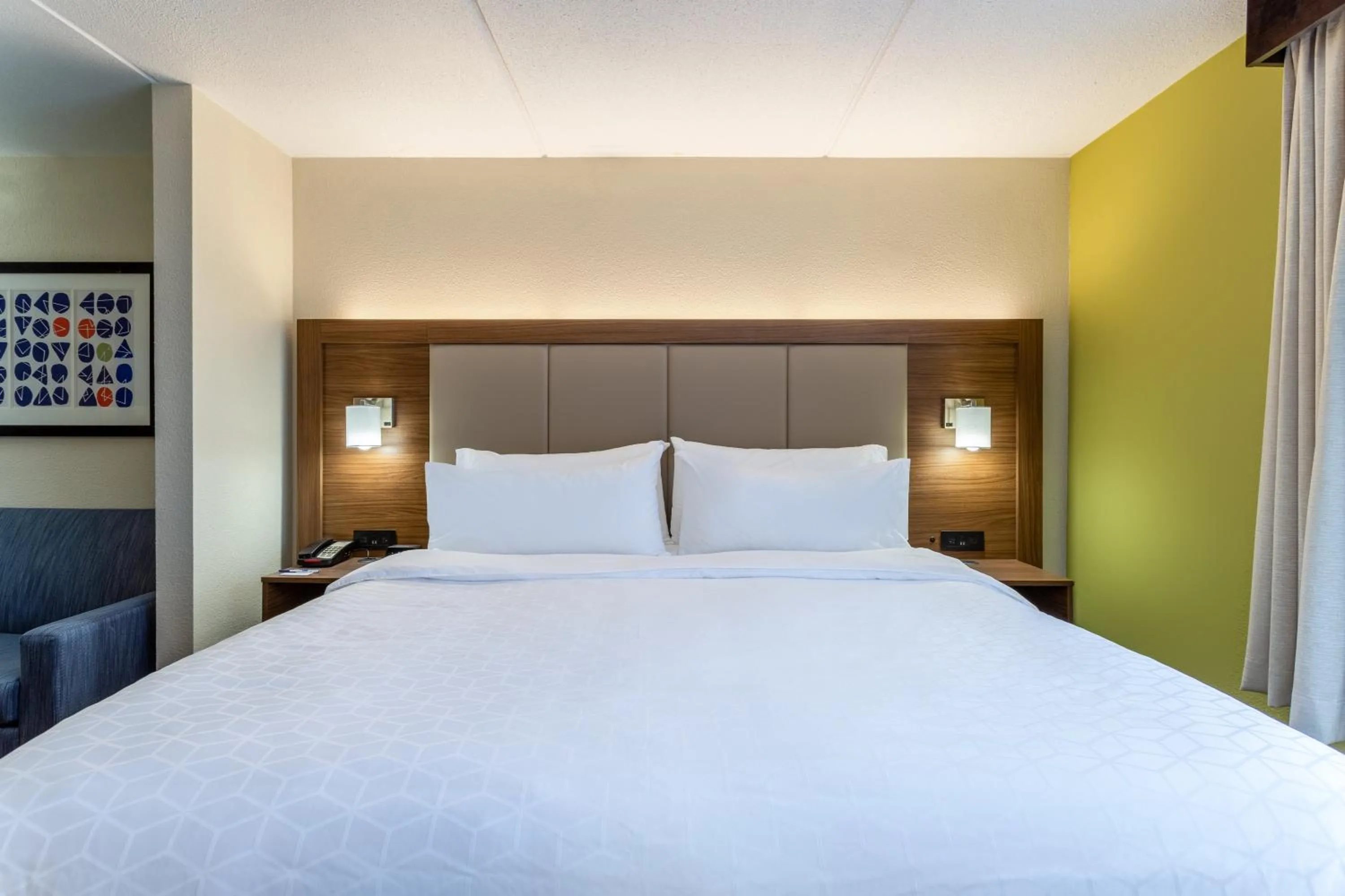 Photo of the whole room, Bed in Holiday Inn Express & Suites Cedar Falls - Waterloo by IHG