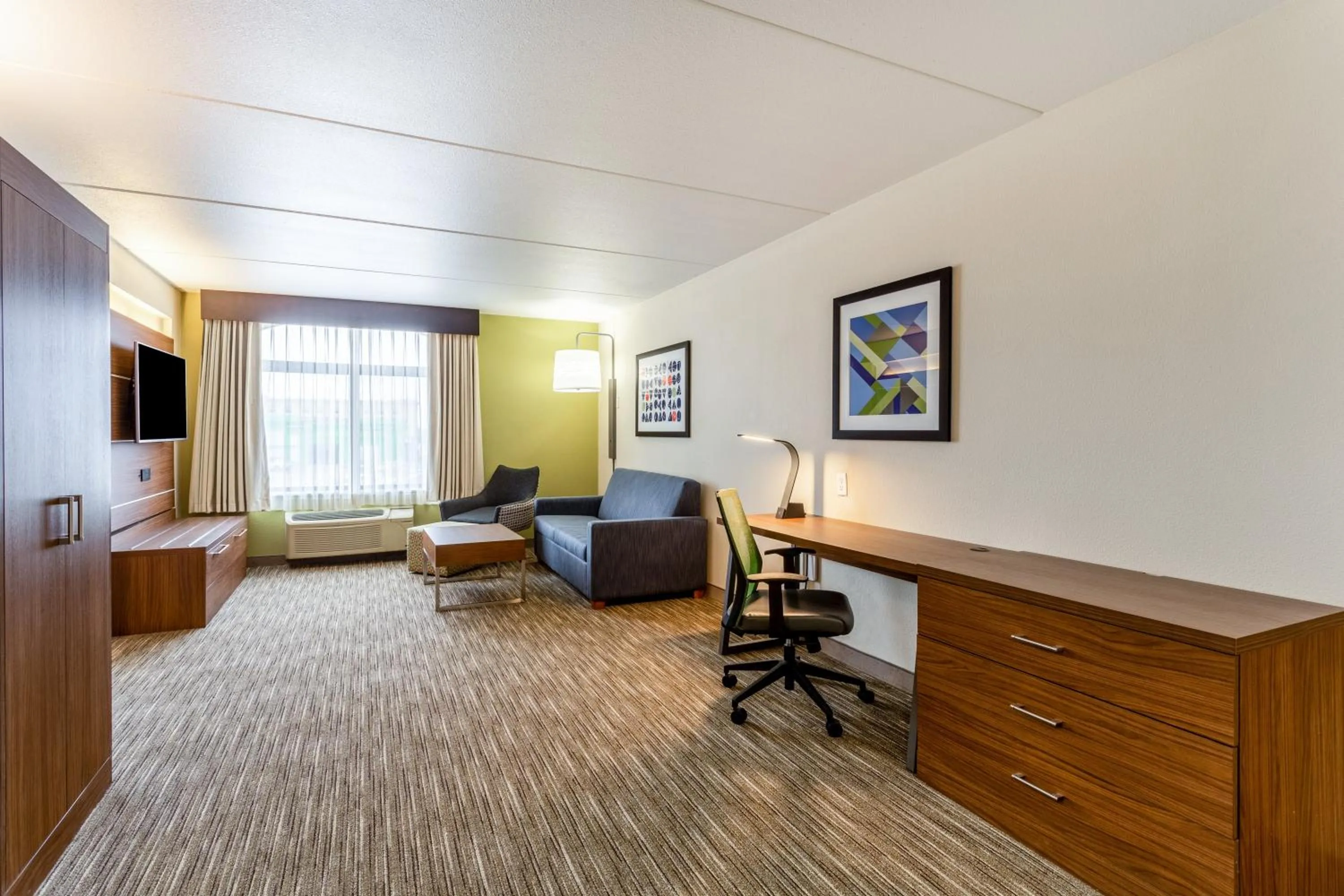 Bedroom in Holiday Inn Express & Suites Cedar Falls - Waterloo by IHG
