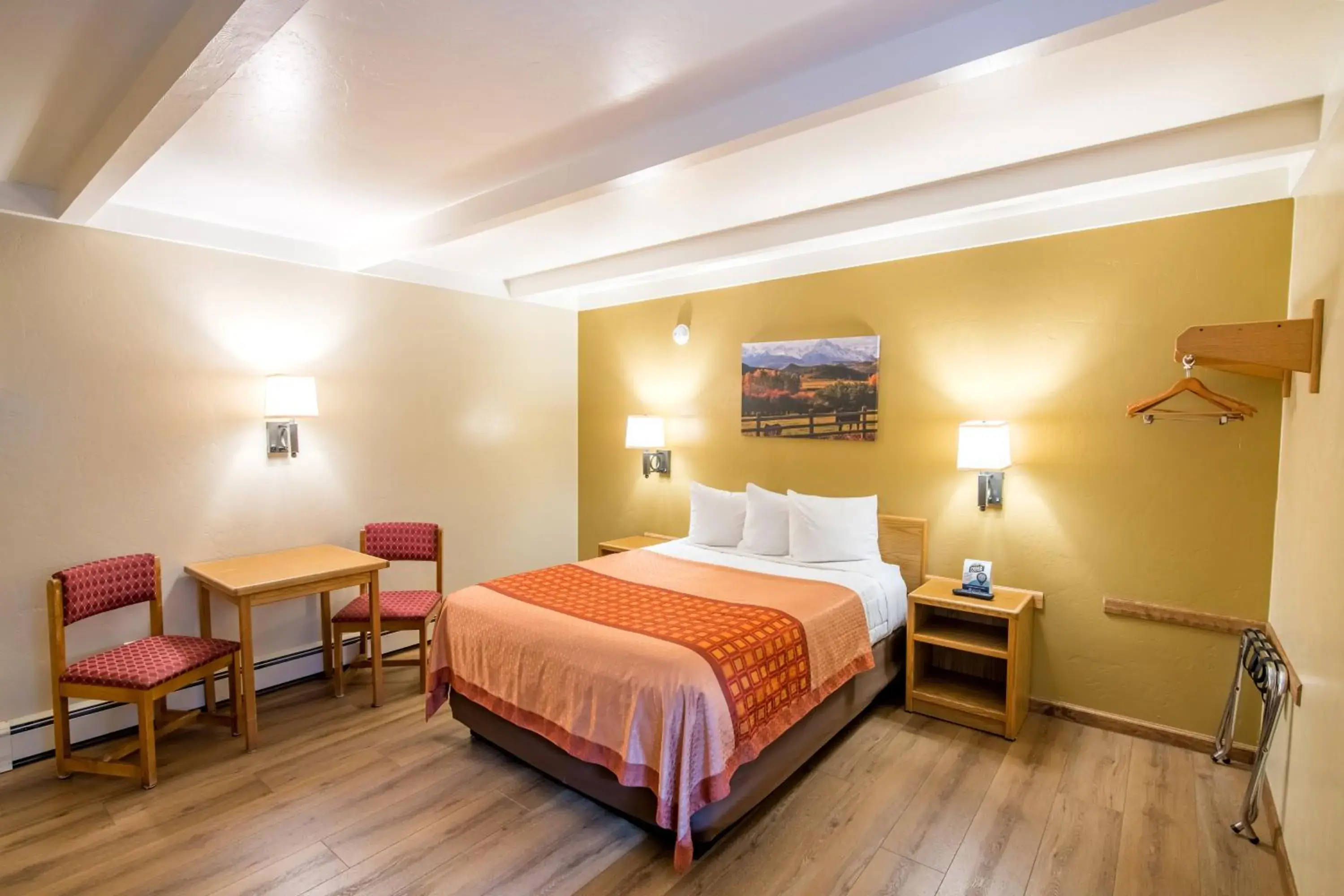 Queen Room in Glenwood Springs Cedar Lodge Queen Room in Glenwood Springs Cedar Lodge