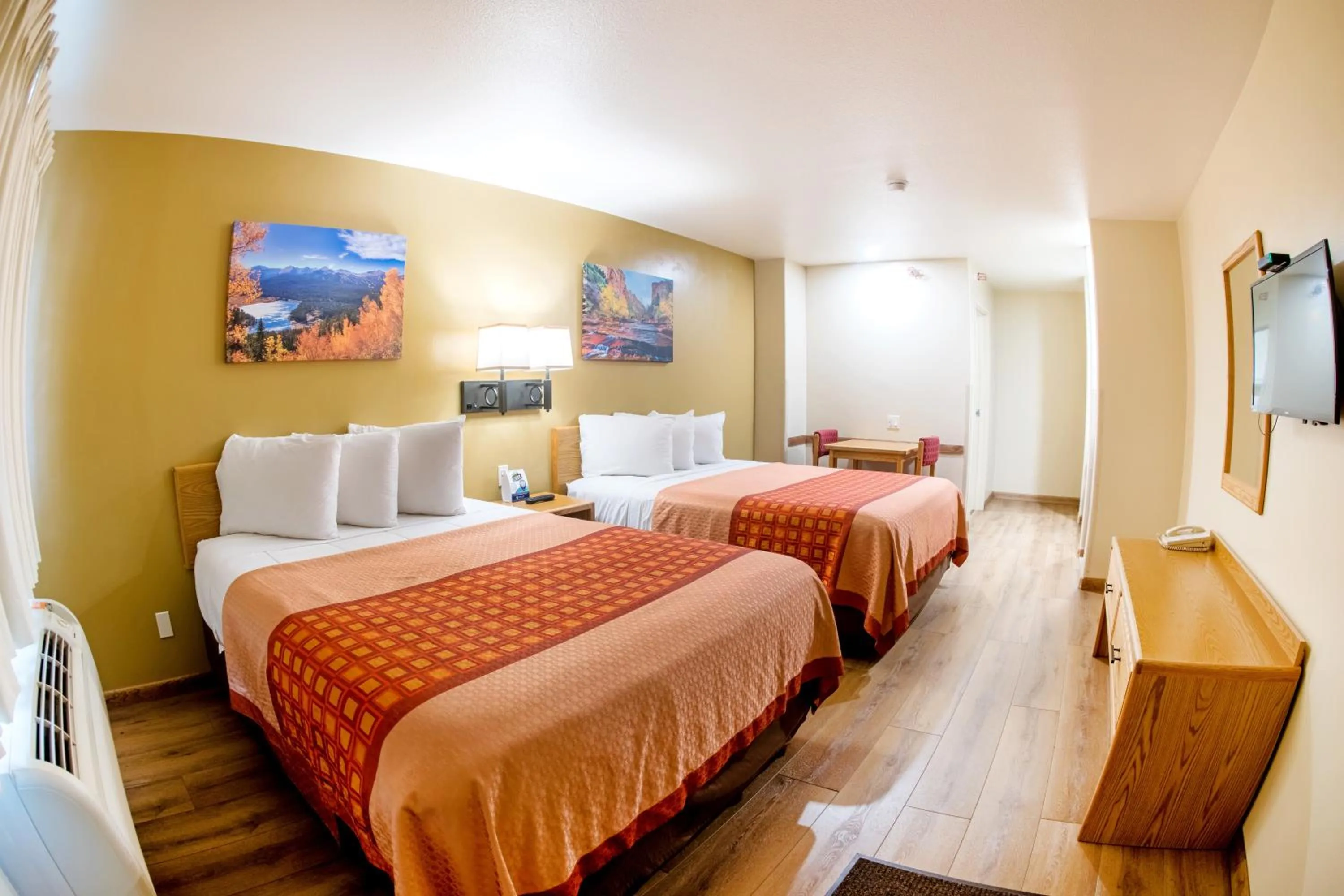 Bedroom, Bed in Glenwood Springs Cedar Lodge