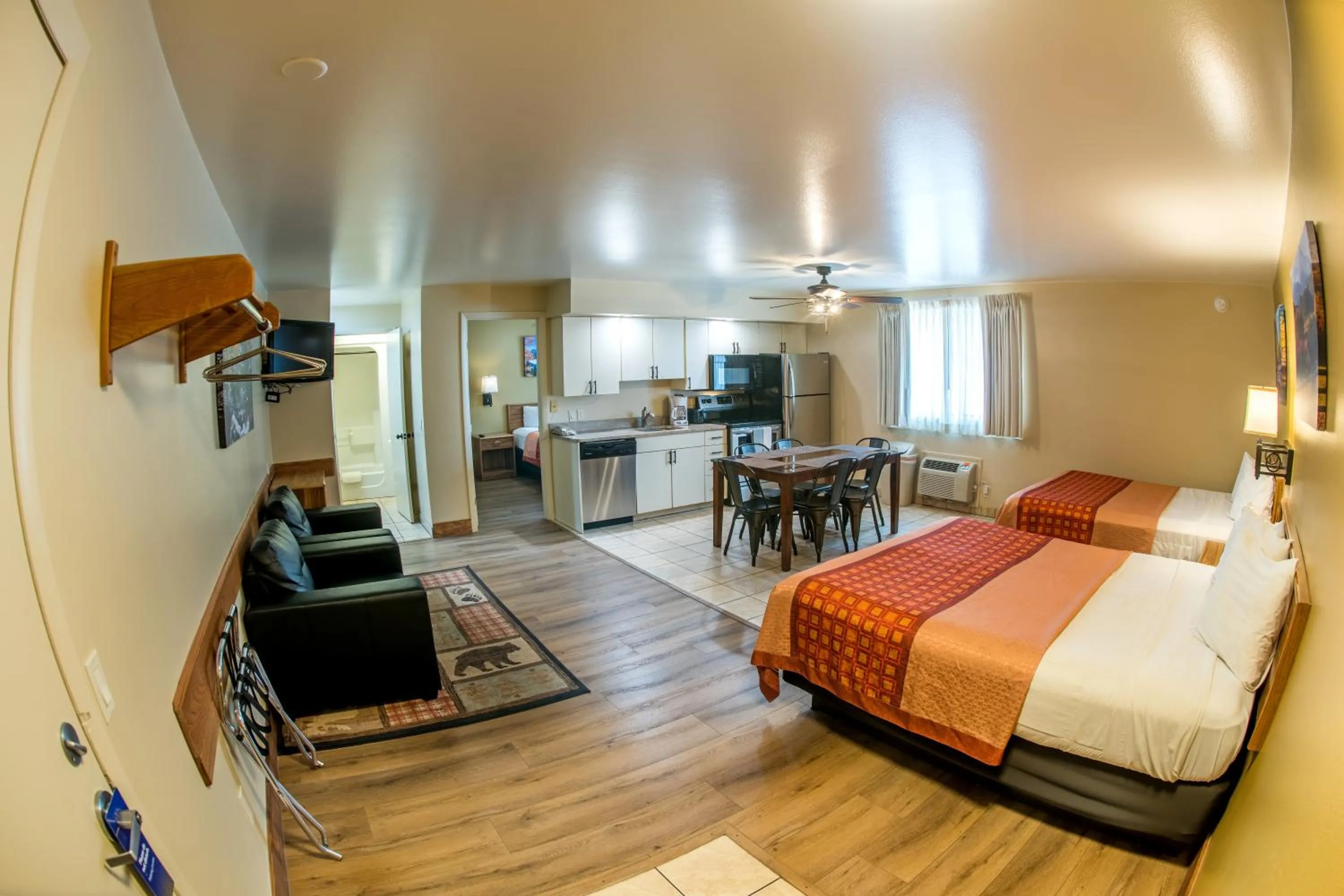 Photo of the whole room, Bed in Glenwood Springs Cedar Lodge