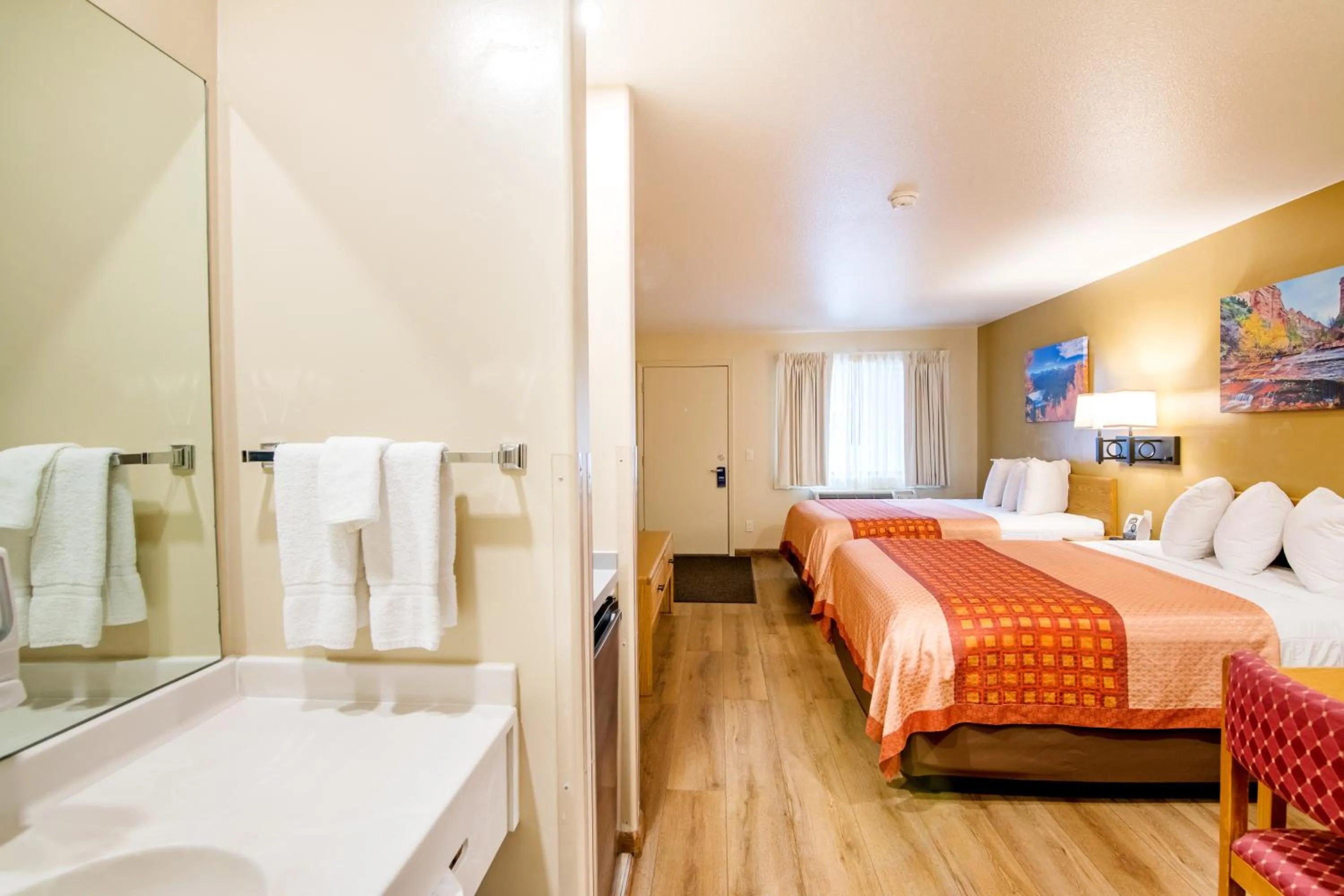 Bedroom, Bed in Glenwood Springs Cedar Lodge