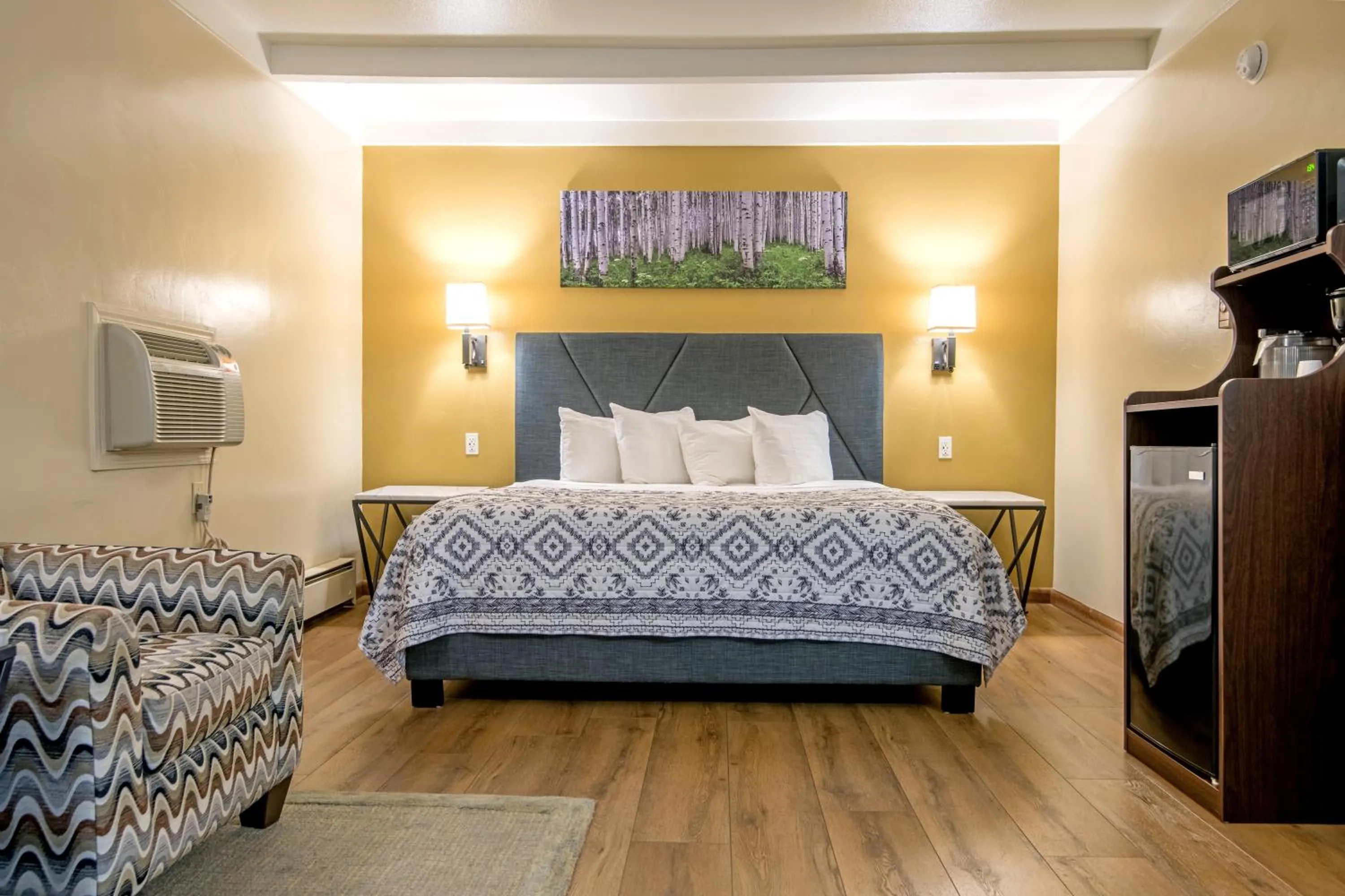 Bed in Glenwood Springs Cedar Lodge