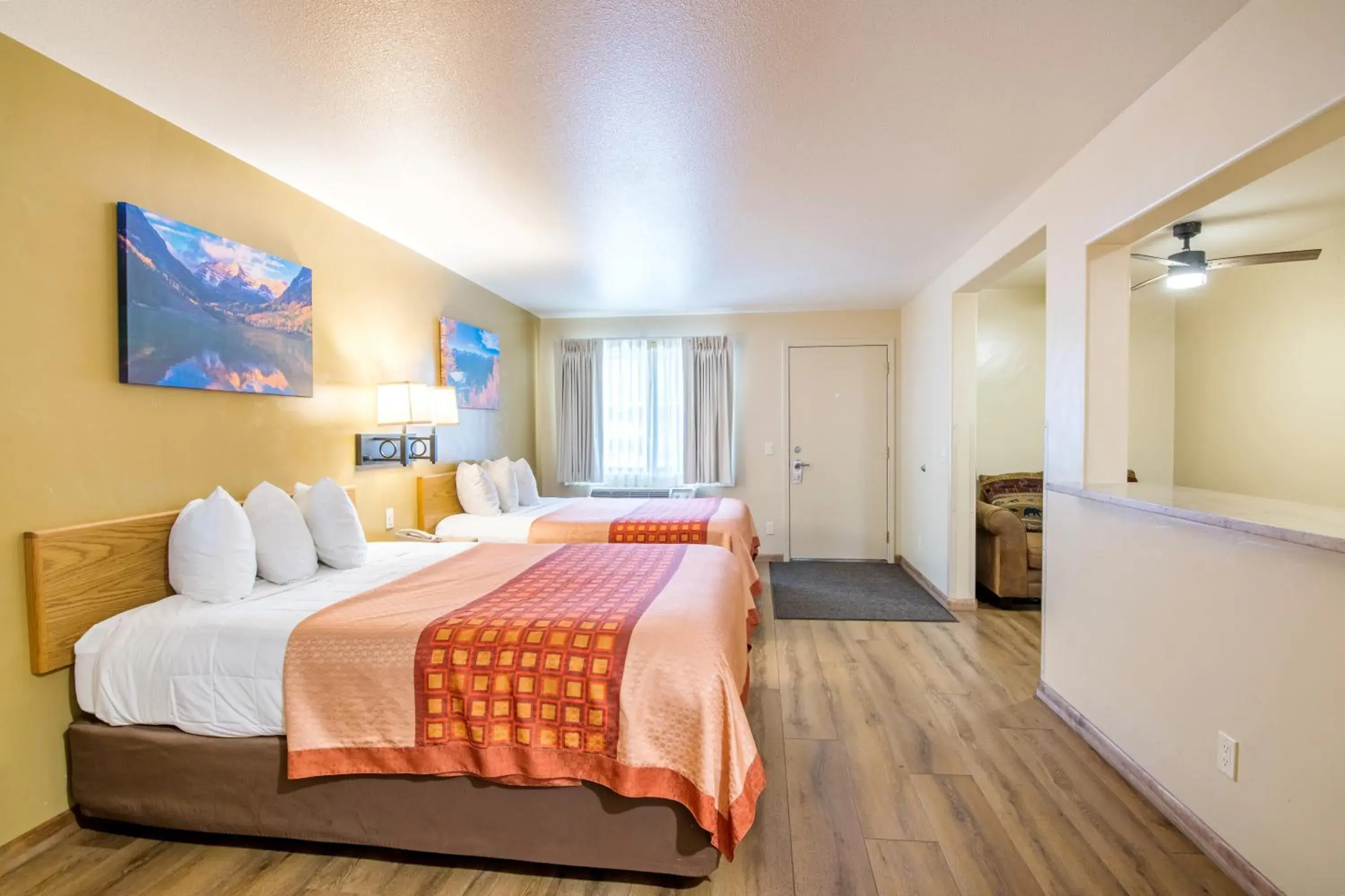 Kitchenette 1 Room Suite in Glenwood Springs Cedar Lodge Kitchenette 1 Room Suite in Glenwood Springs Cedar Lodge