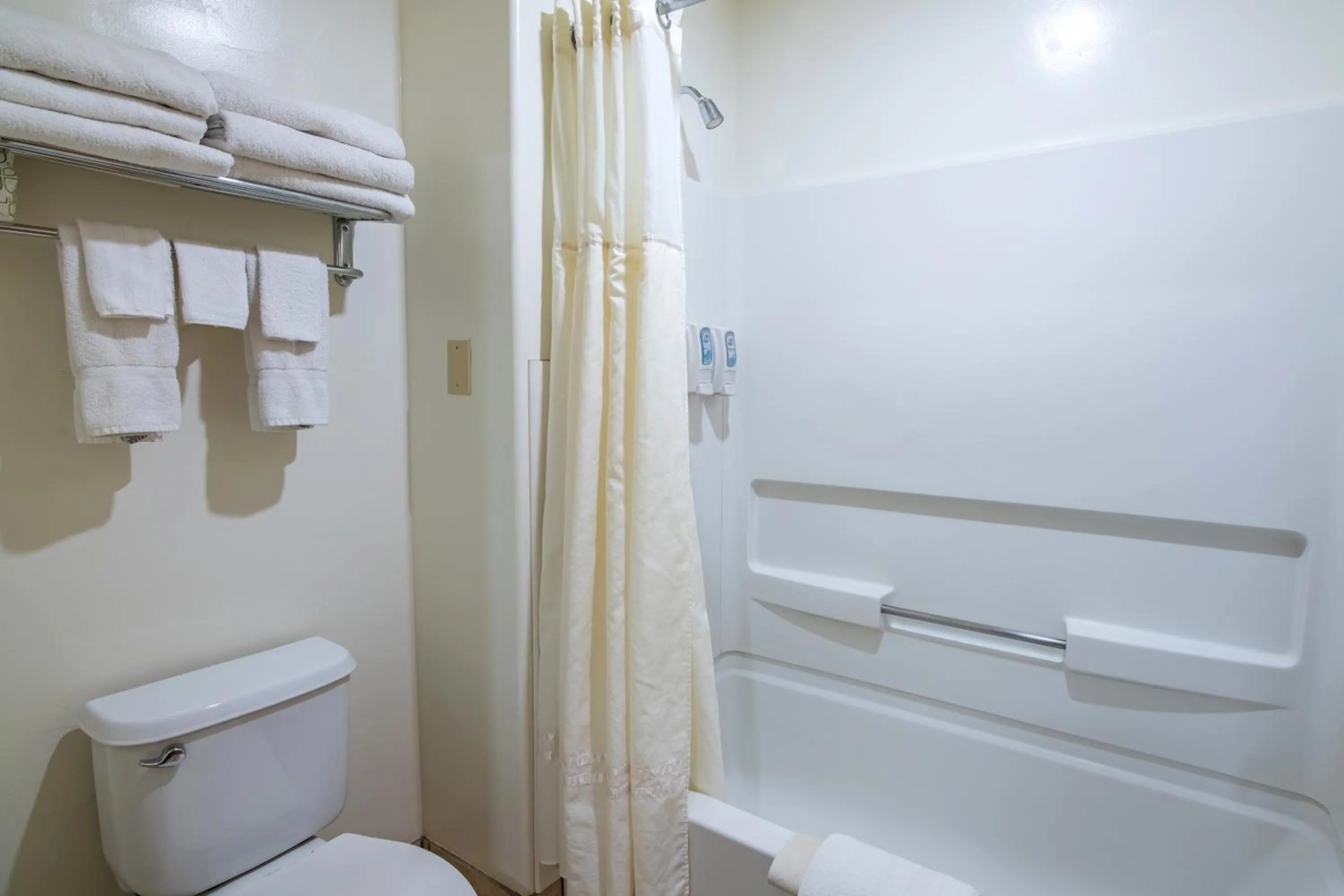 Bathroom in Glenwood Springs Cedar Lodge