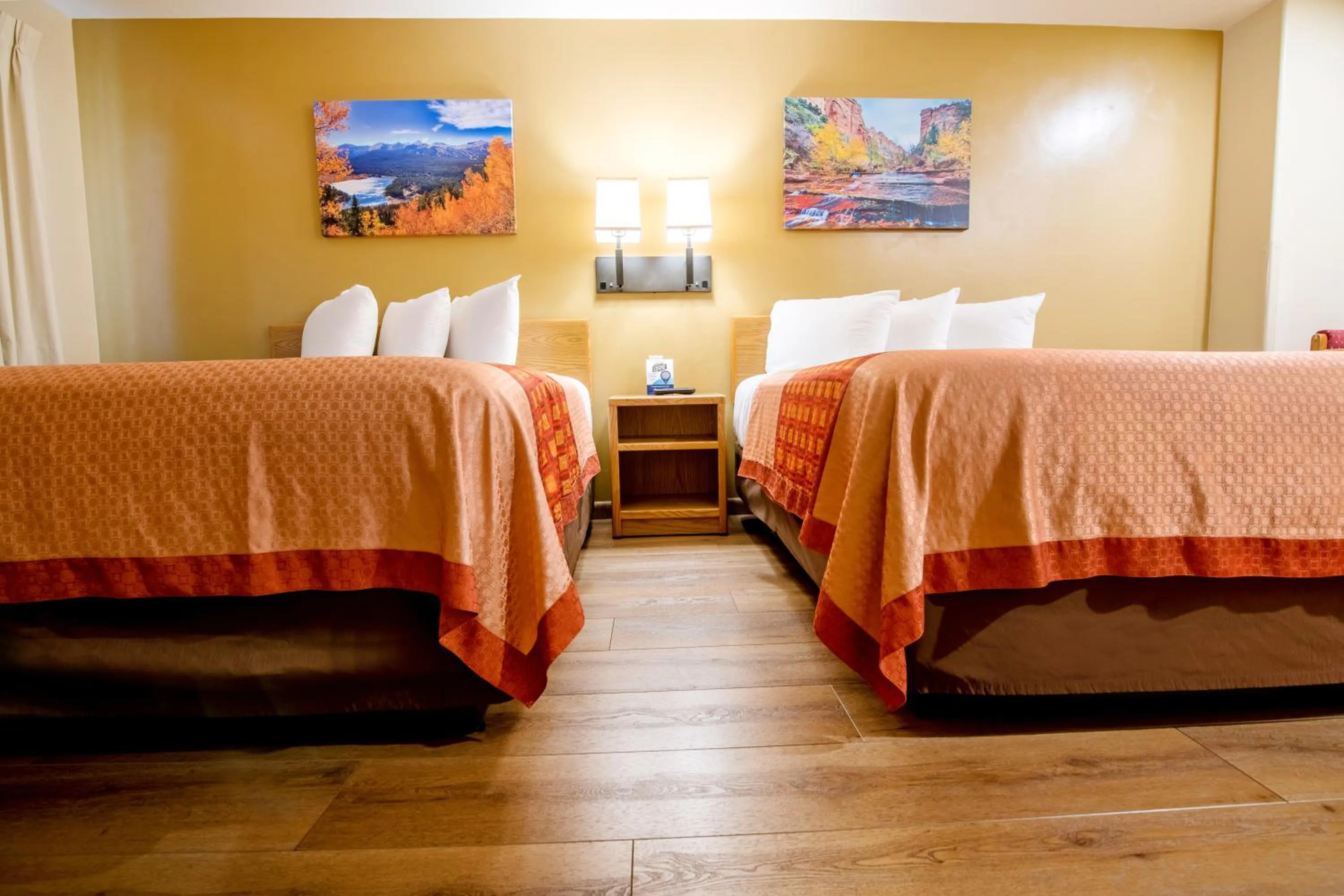 Bedroom, Bed in Glenwood Springs Cedar Lodge