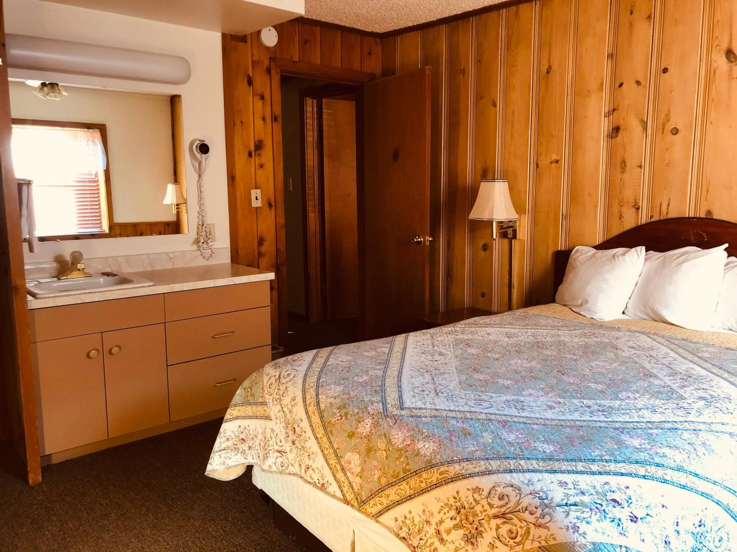 Bedroom, Bed in Glenwood Springs Cedar Lodge