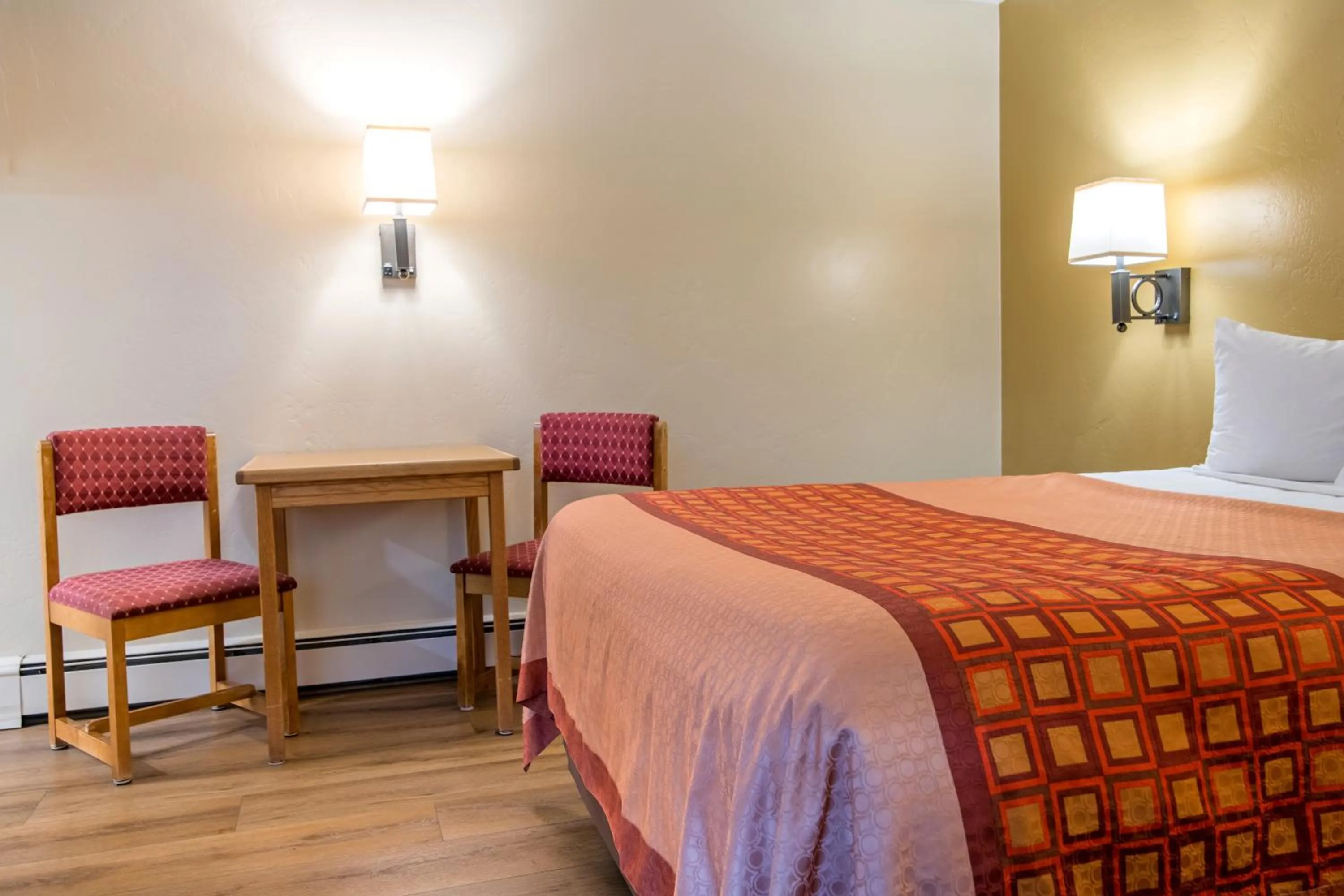 Bed in Glenwood Springs Cedar Lodge