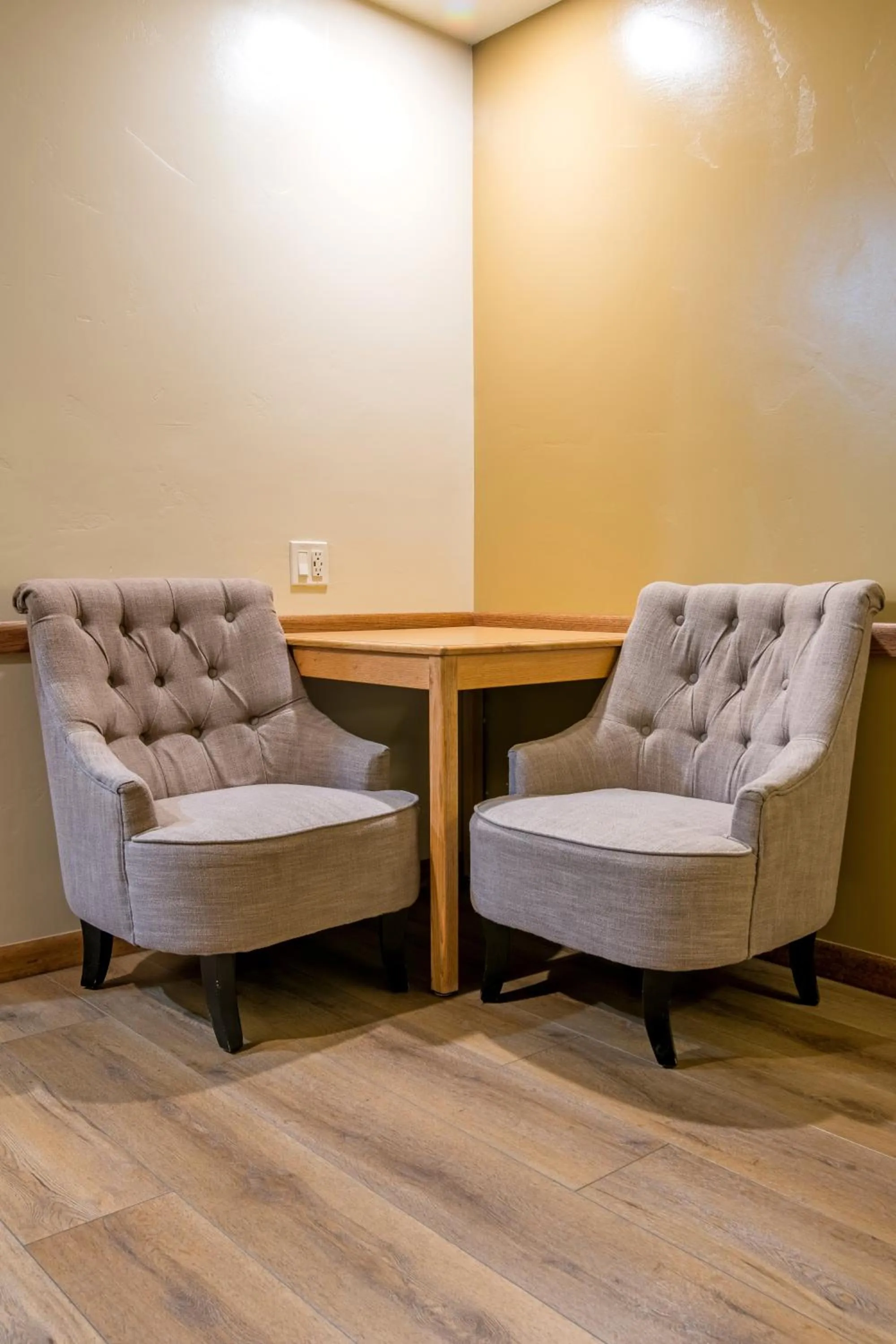 Seating area in Glenwood Springs Cedar Lodge
