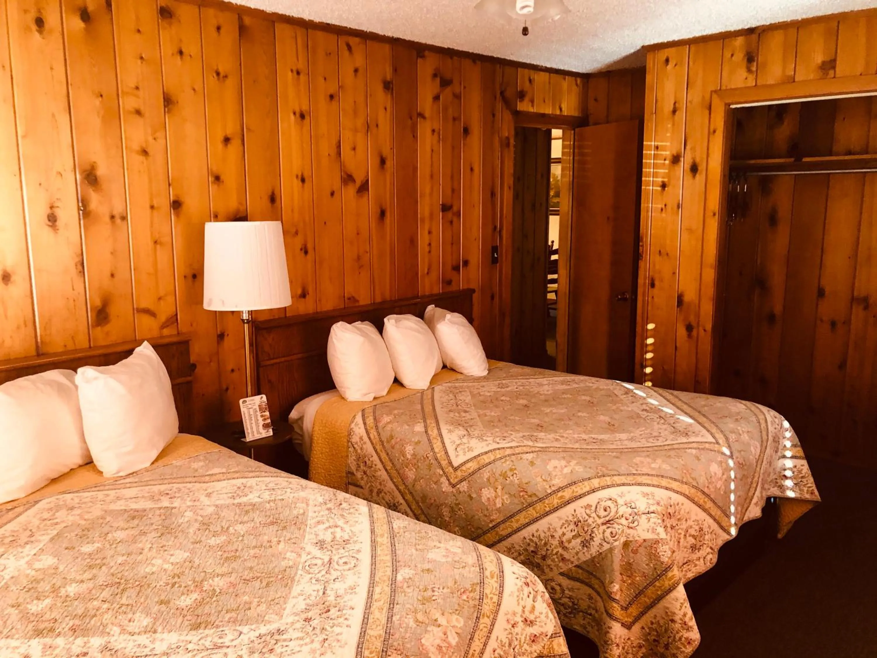 Bedroom, Bed in Glenwood Springs Cedar Lodge