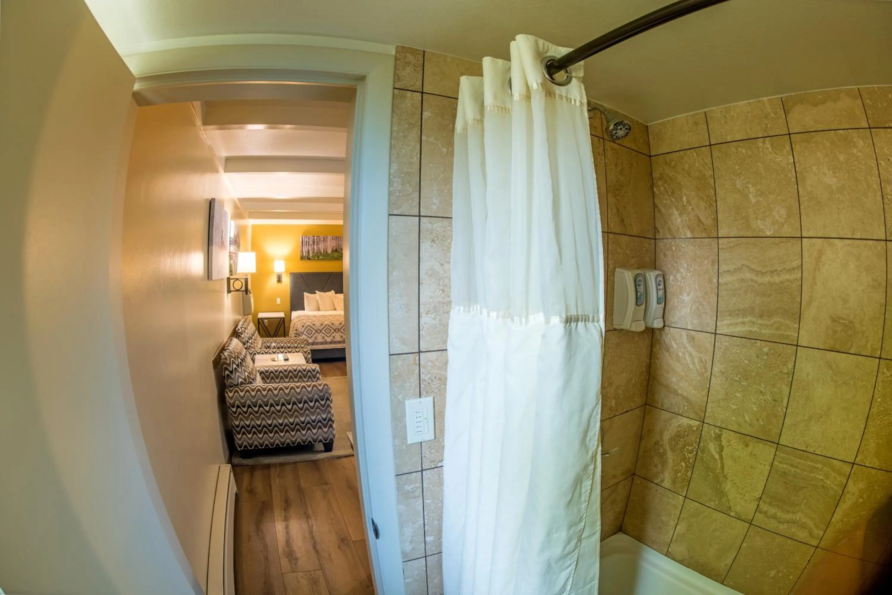 Shower in Glenwood Springs Cedar Lodge