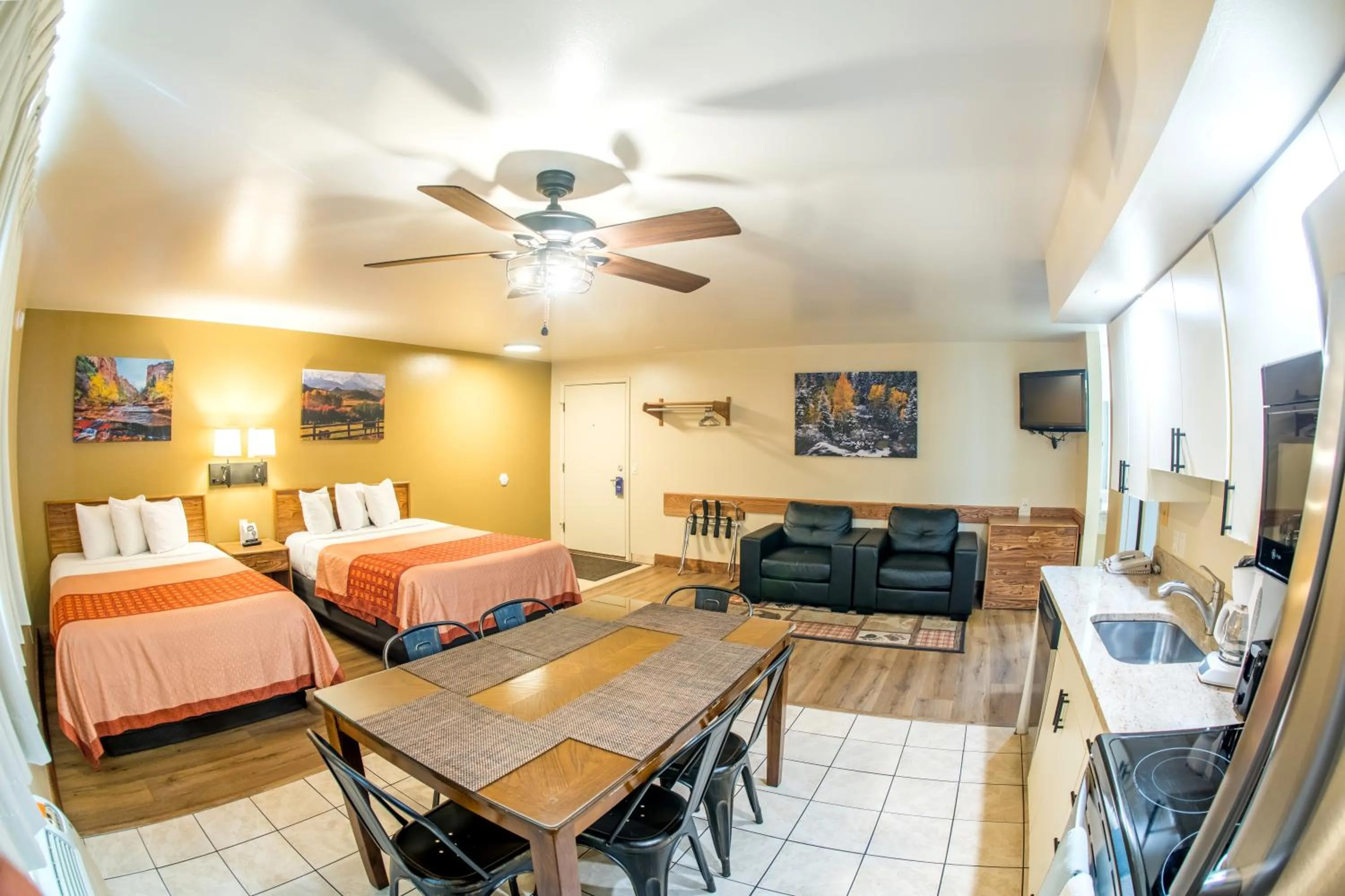 Photo of the whole room in Glenwood Springs Cedar Lodge