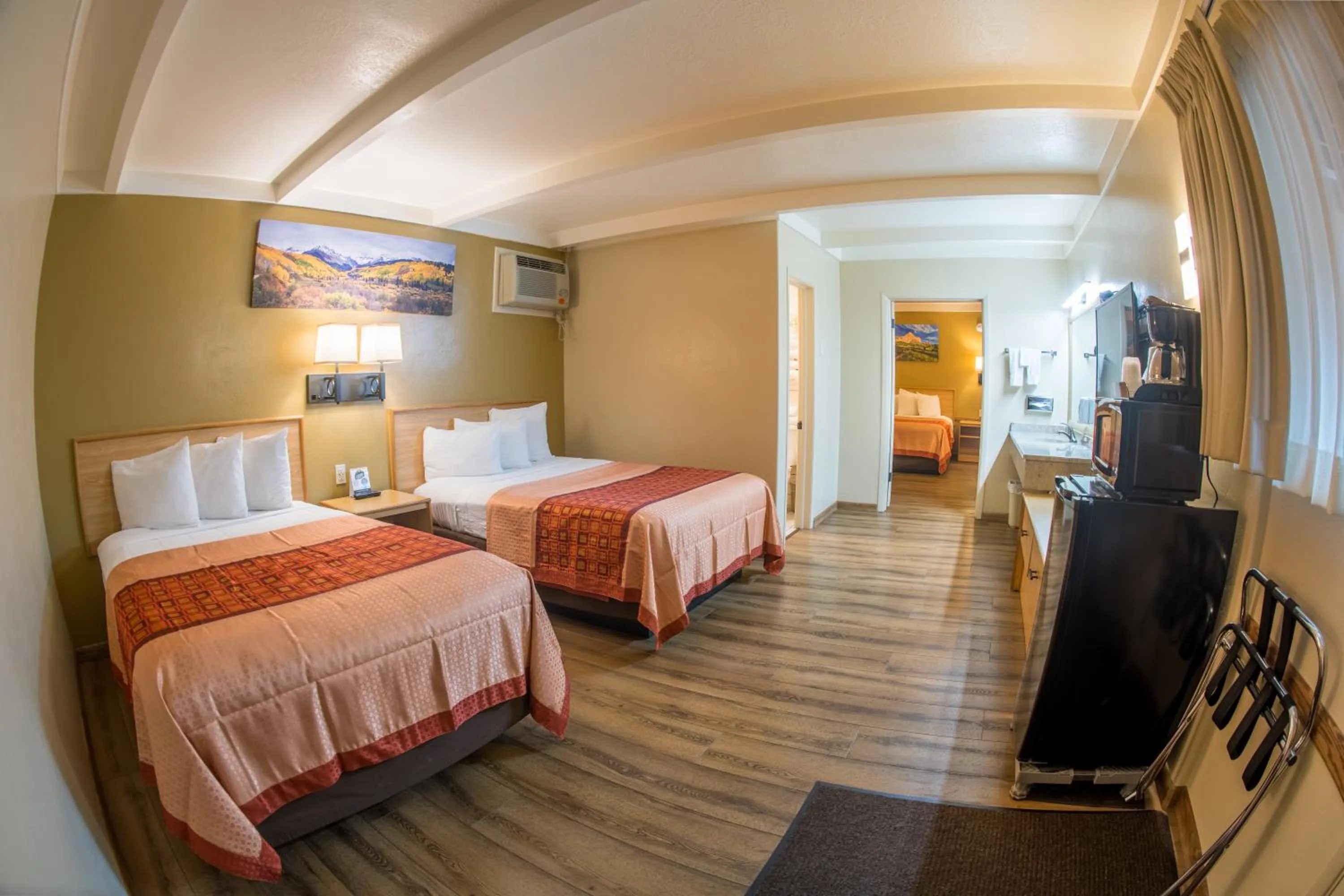 Bedroom, Bed in Glenwood Springs Cedar Lodge