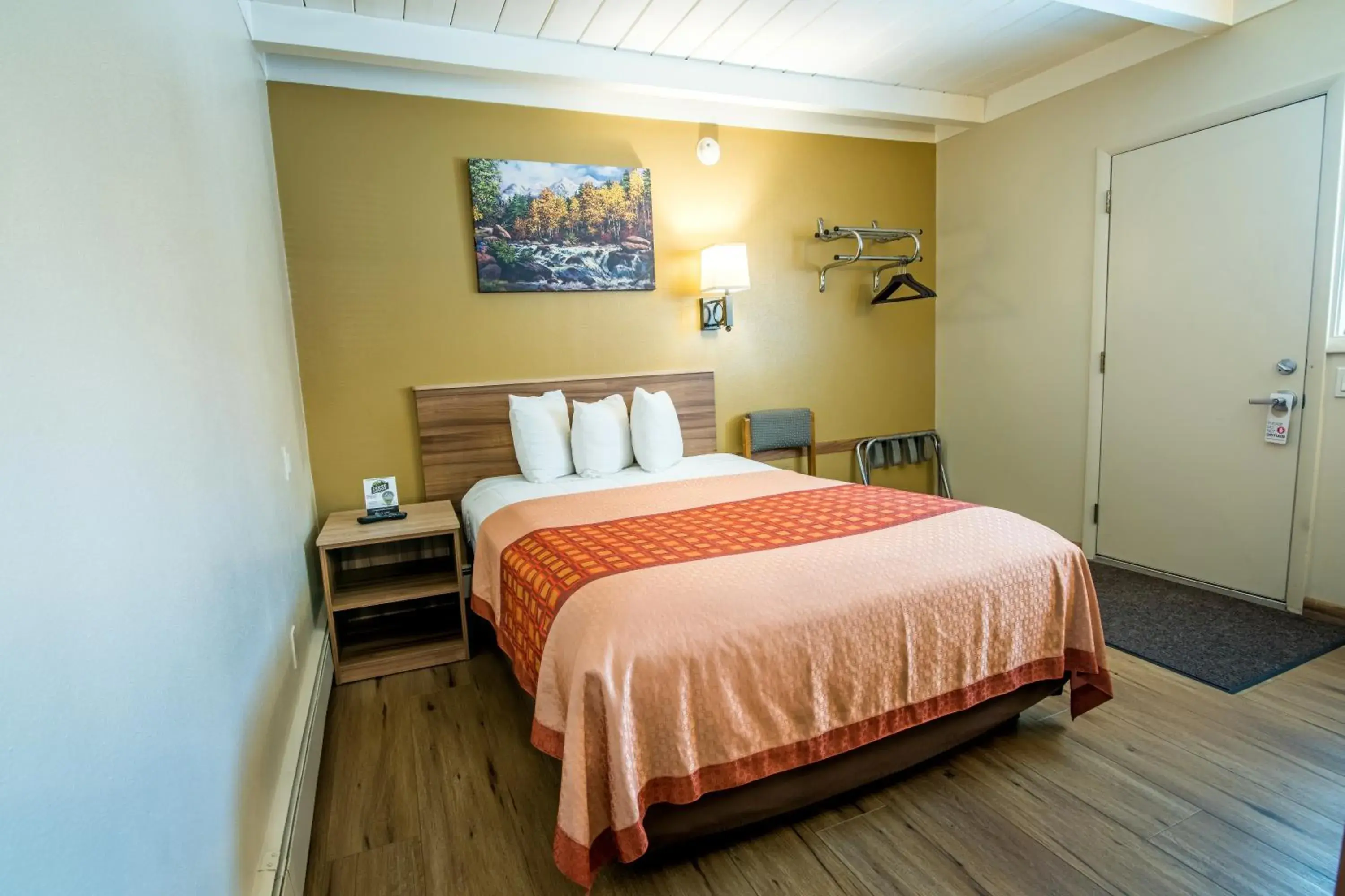 Budget Single Room - single occupancy in Glenwood Springs Cedar Lodge Budget Single Room - single occupancy in Glenwood Springs Cedar Lodge