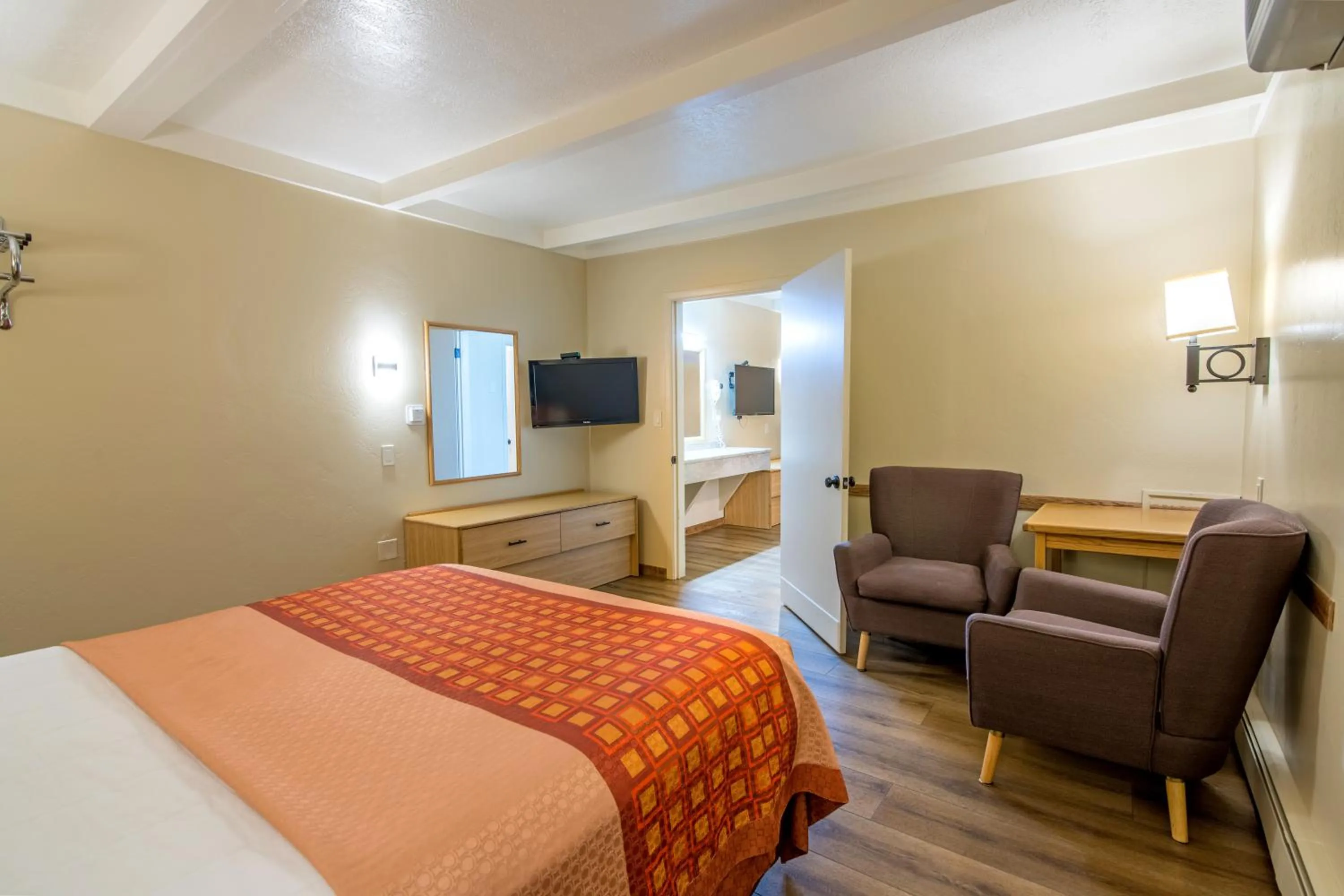 Bedroom, Bed in Glenwood Springs Cedar Lodge