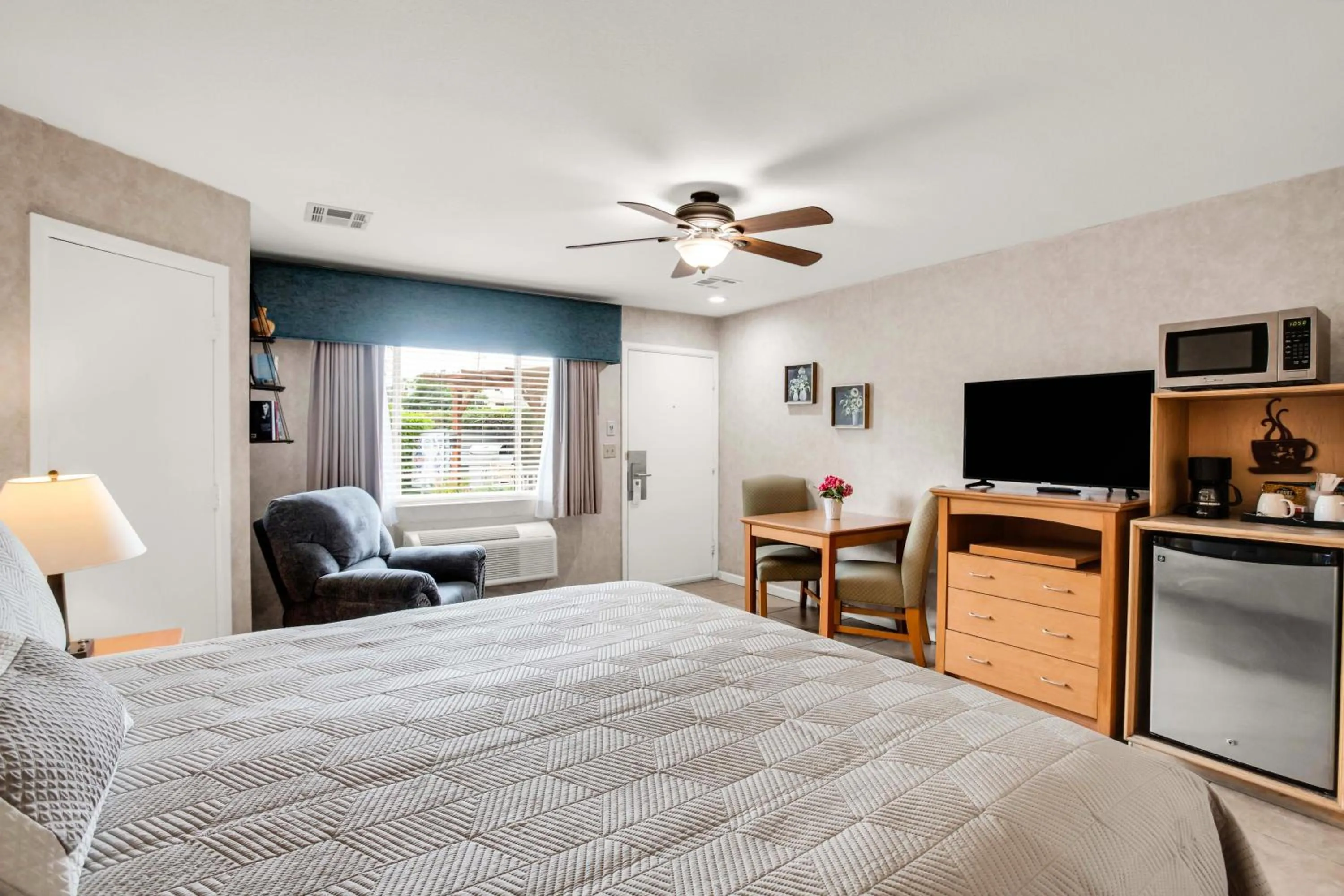 Bed in The Inn at Deep Canyon