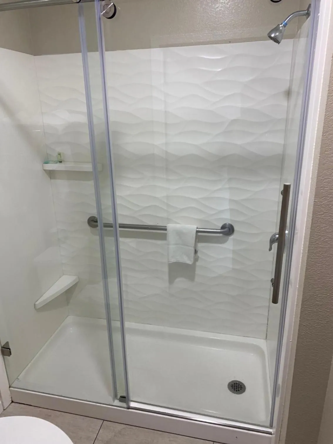 Shower in North Bay Inn Santa Rosa