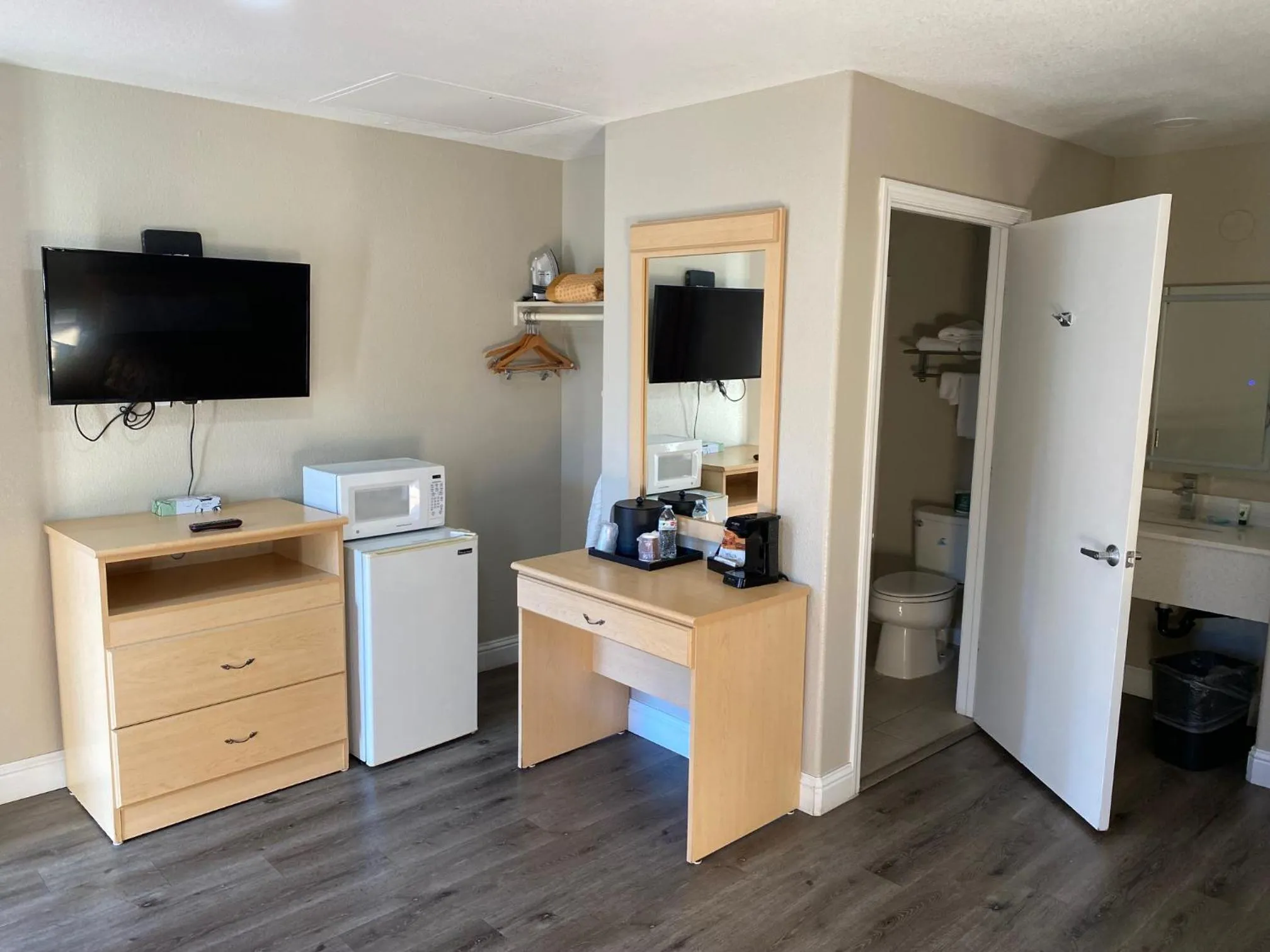 Bedroom in North Bay Inn Santa Rosa