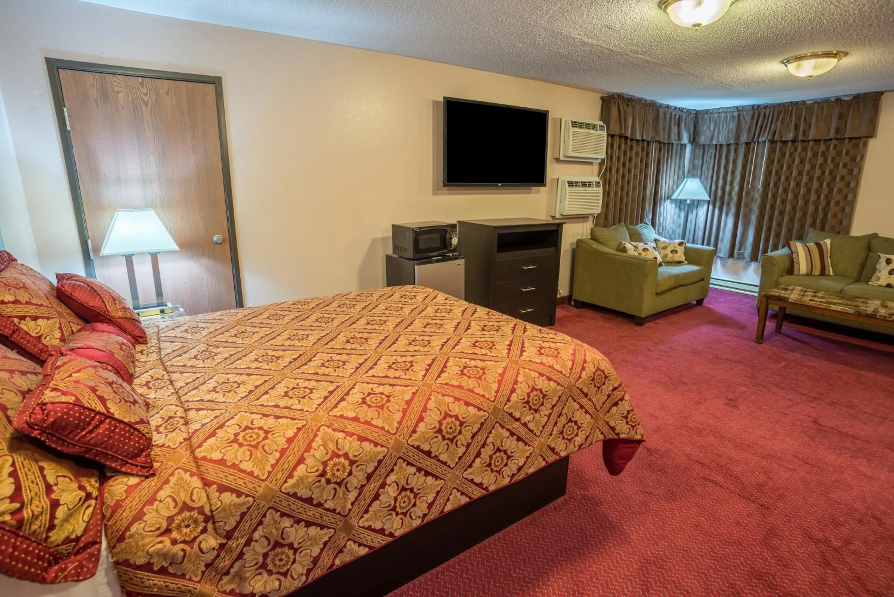 Photo of the whole room, Bed in Prime Rate Inn