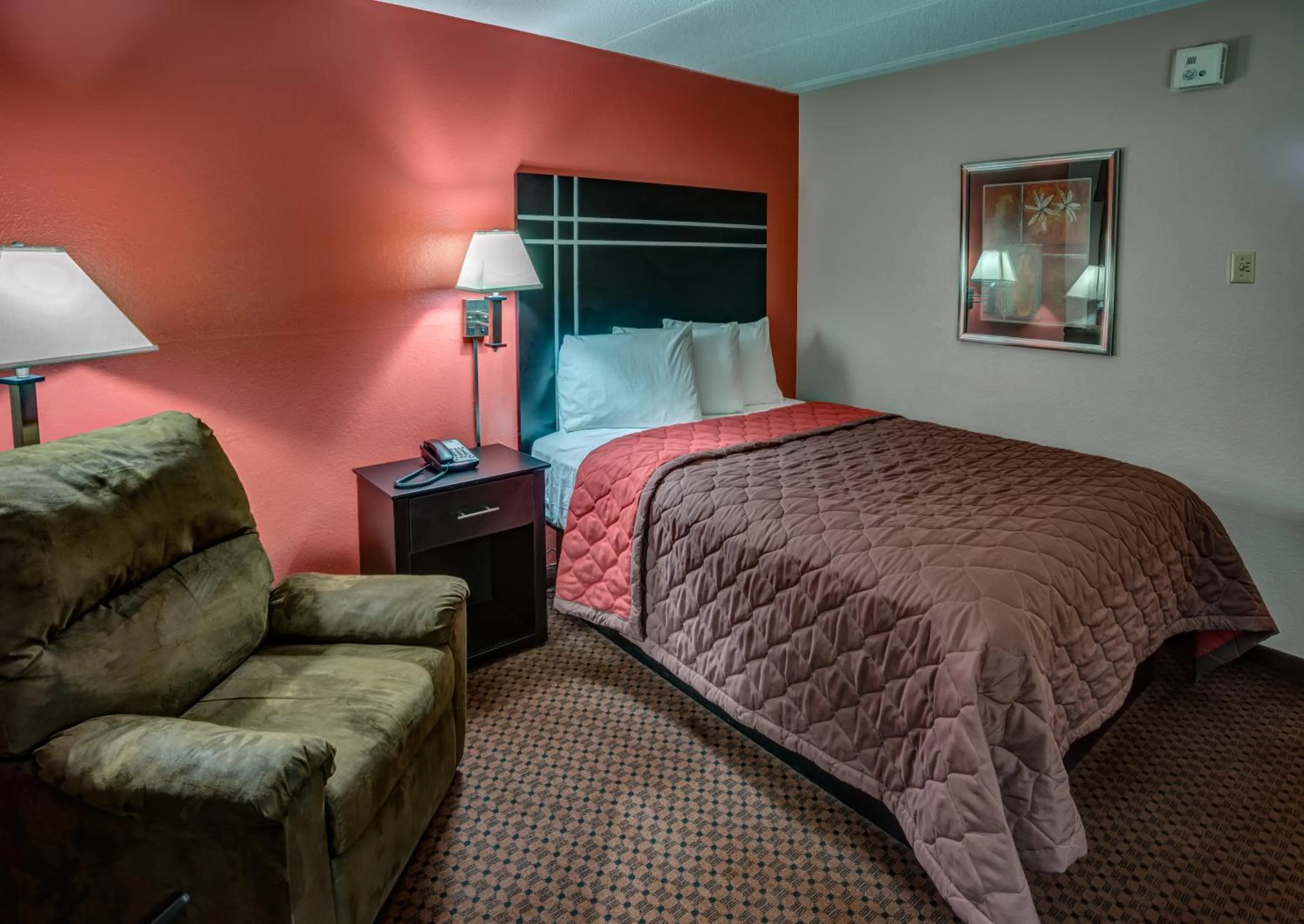 Photo of the whole room, Bed in Prime Rate Inn